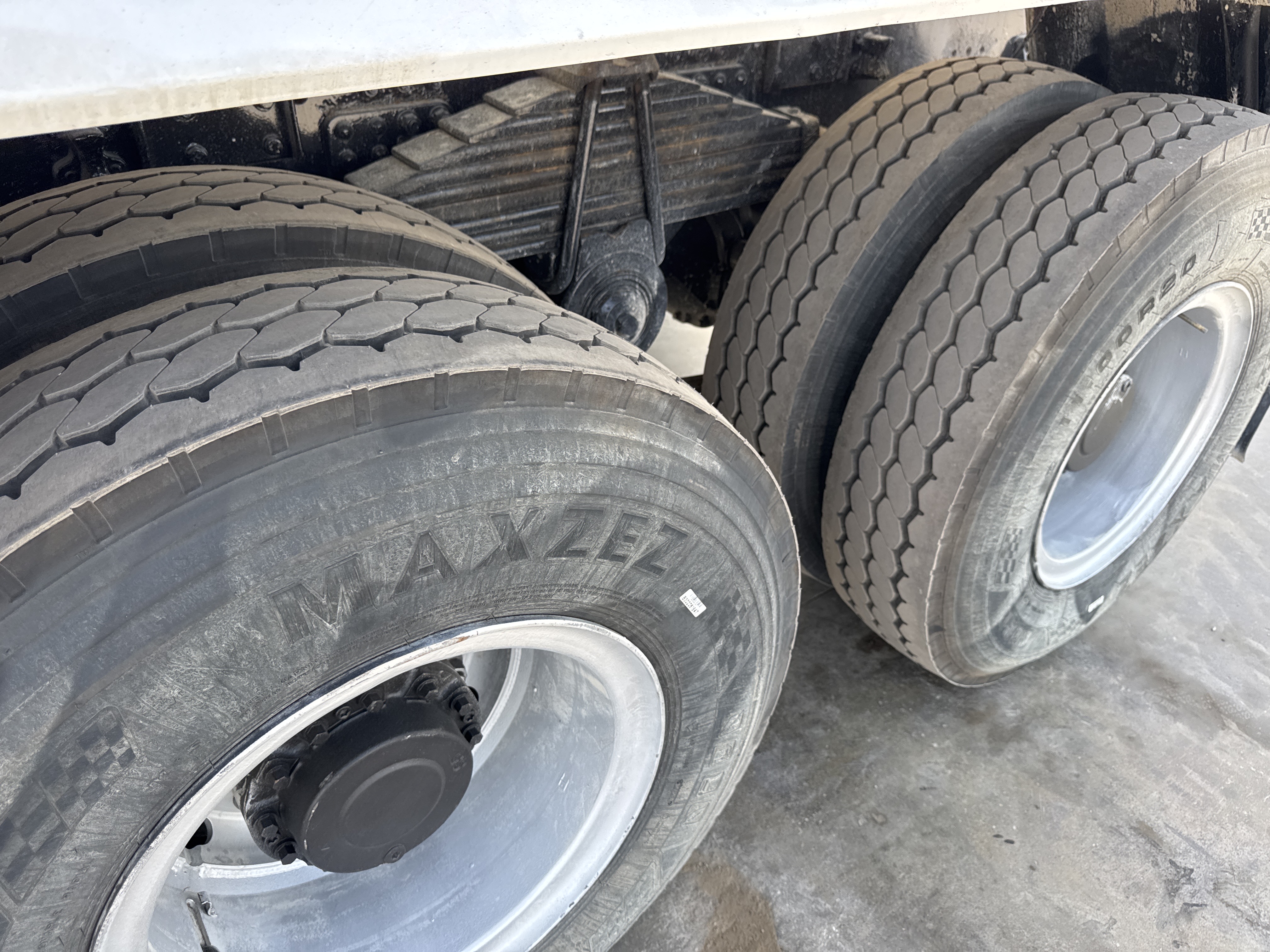 CMT-001-Renault-Kerax-Concrete-mixer-trucks-inspection-Chassis-Left-rear-tire-/-wheel-hub---condition-1