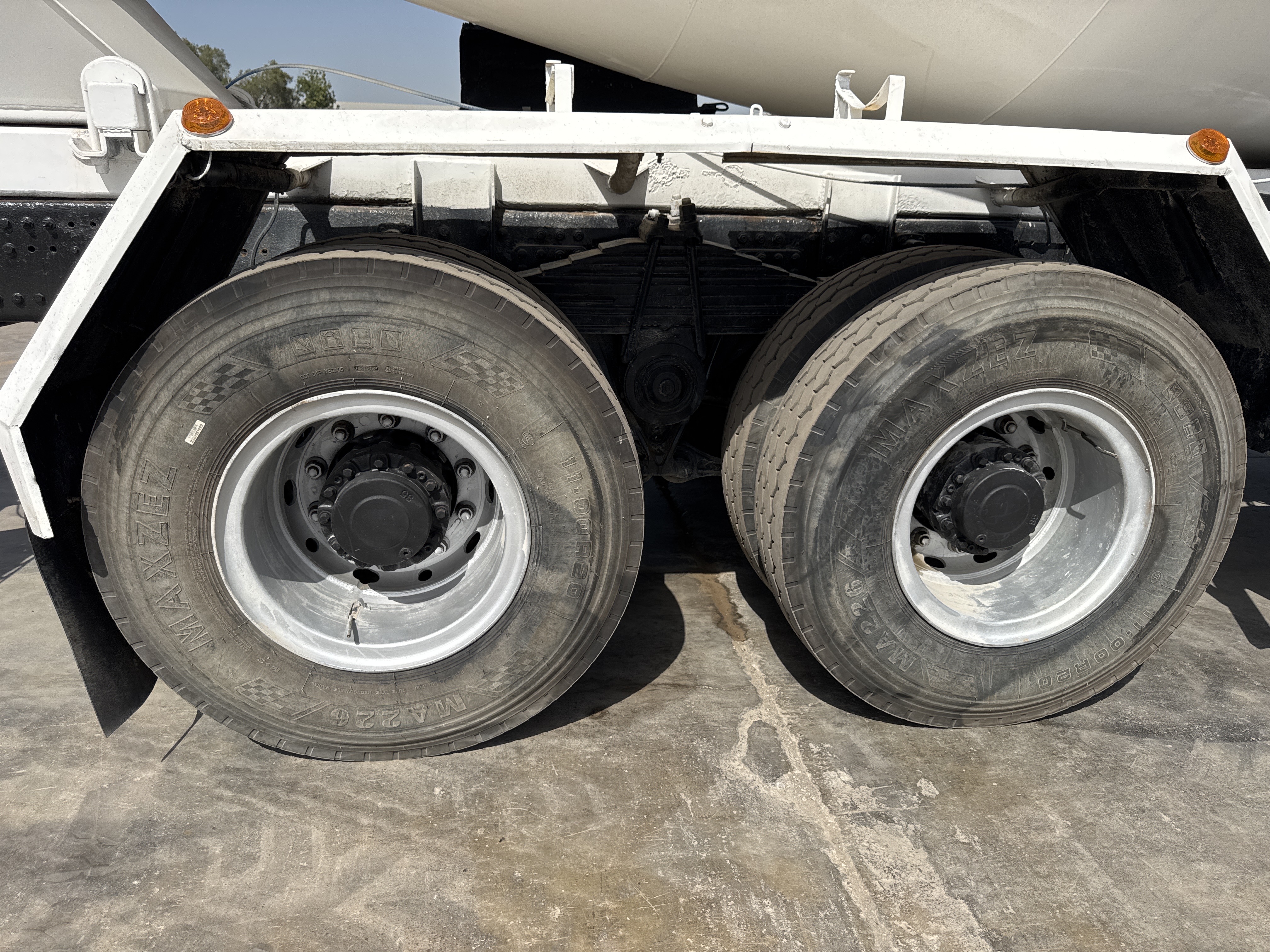 CMT-001-Renault-Kerax-Concrete-mixer-trucks-inspection-Chassis-Right-rear-tire-/-wheel-hub---condition-1