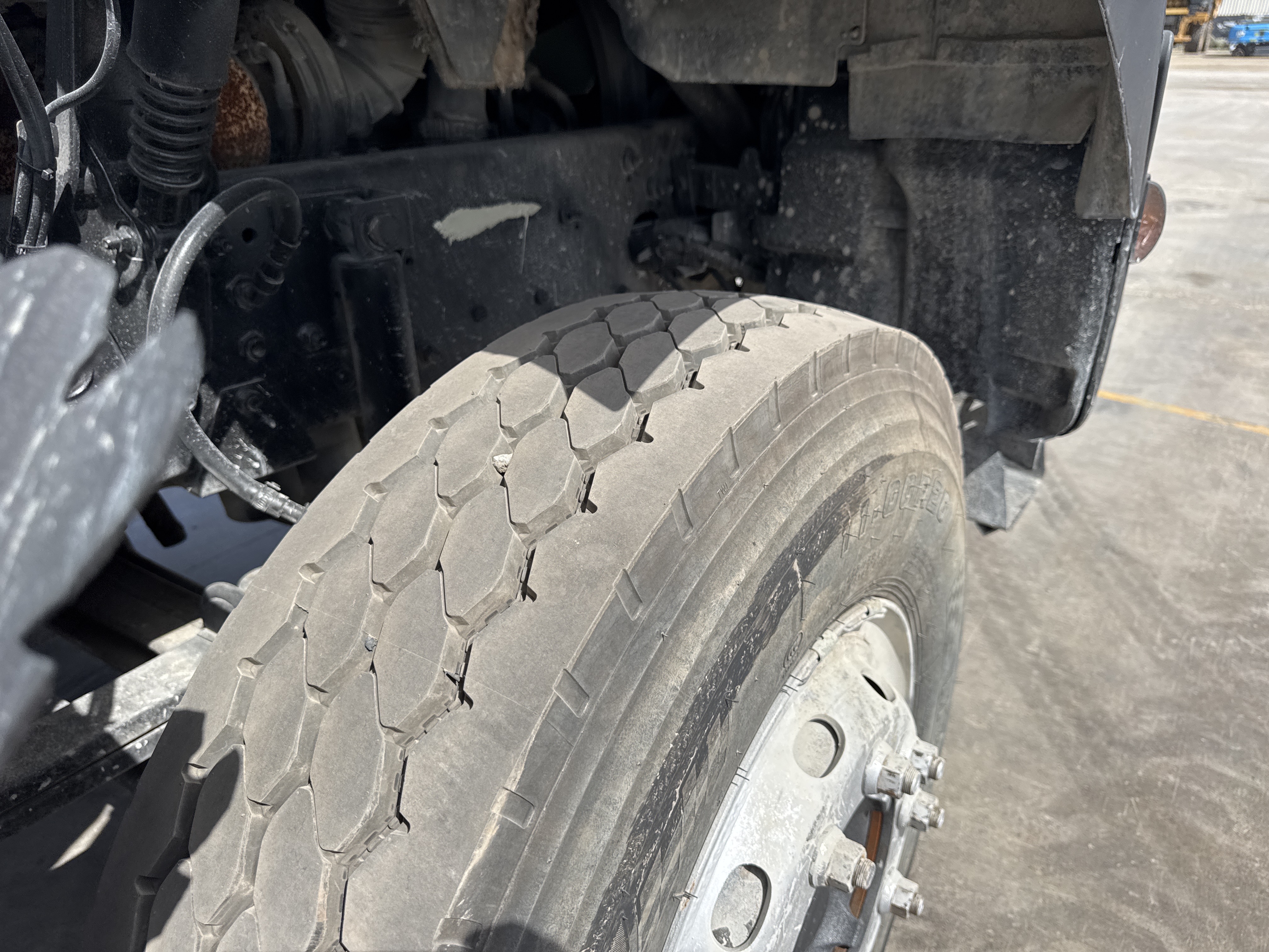 CMT-001-Renault-Kerax-Concrete-mixer-trucks-inspection-Chassis-Right-front-tire-/-wheel-hub---condition-1
