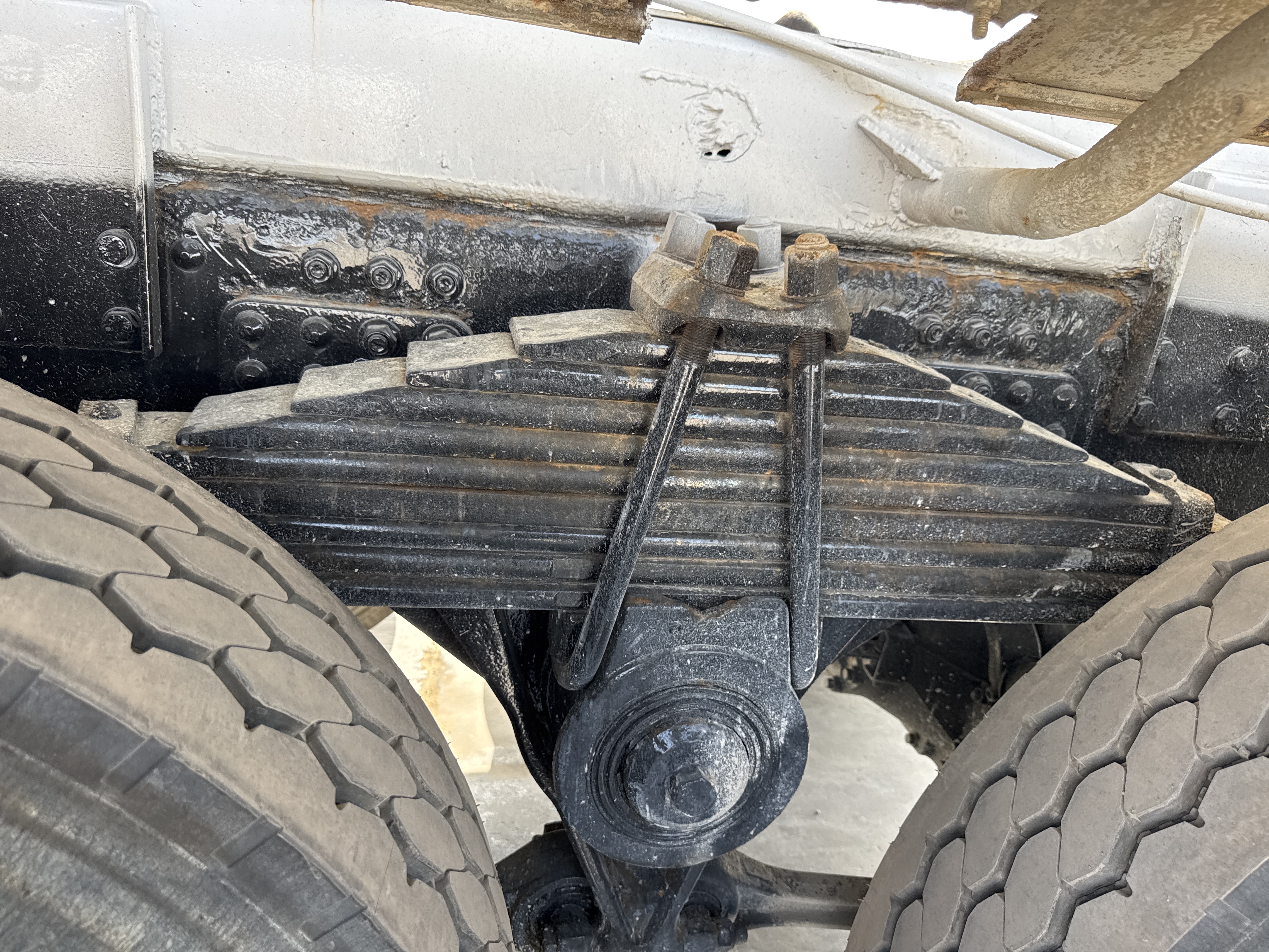 CMT-001-Renault-Kerax-Concrete-mixer-trucks-inspection-Chassis-Rear-suspension-1