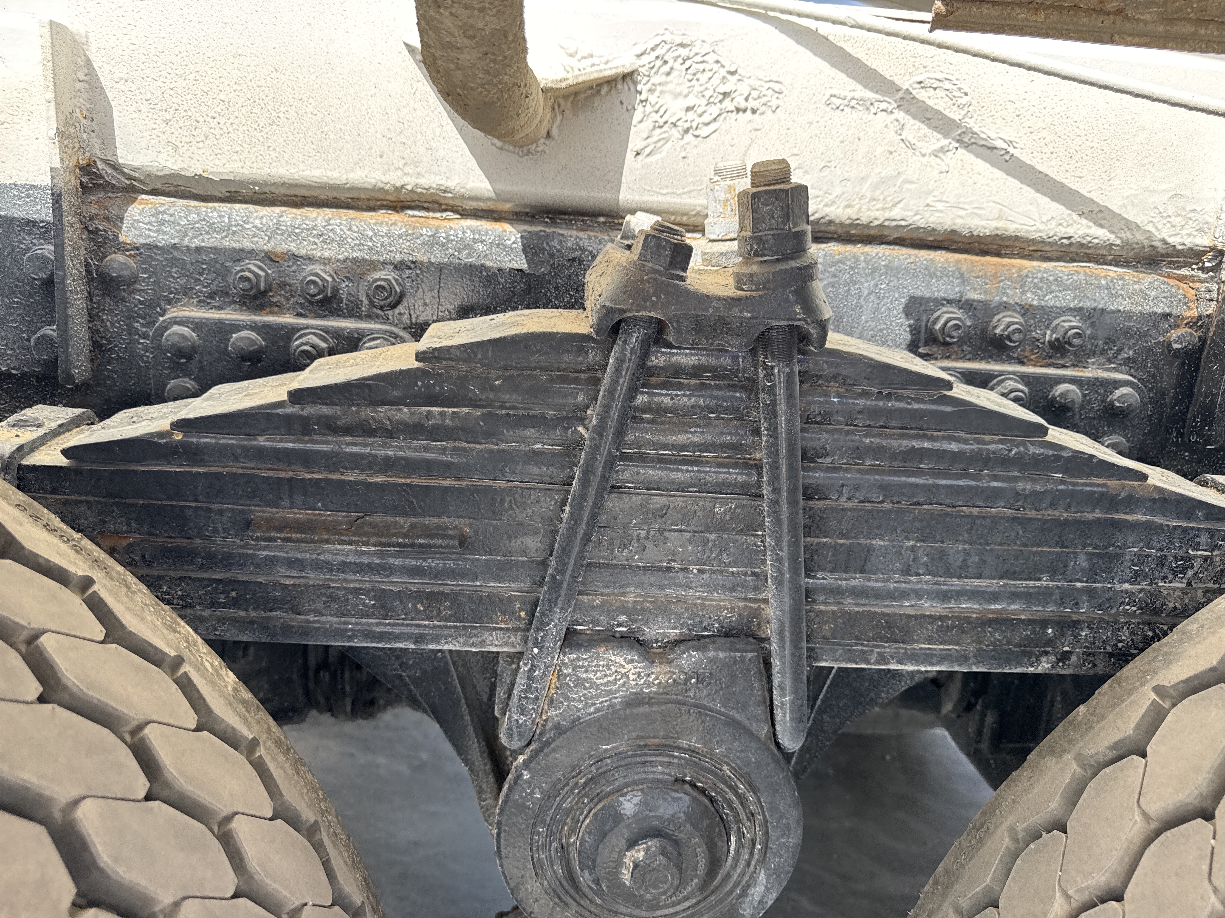 CMT-001-Renault-Kerax-Concrete-mixer-trucks-inspection-Chassis-Rear-suspension-1