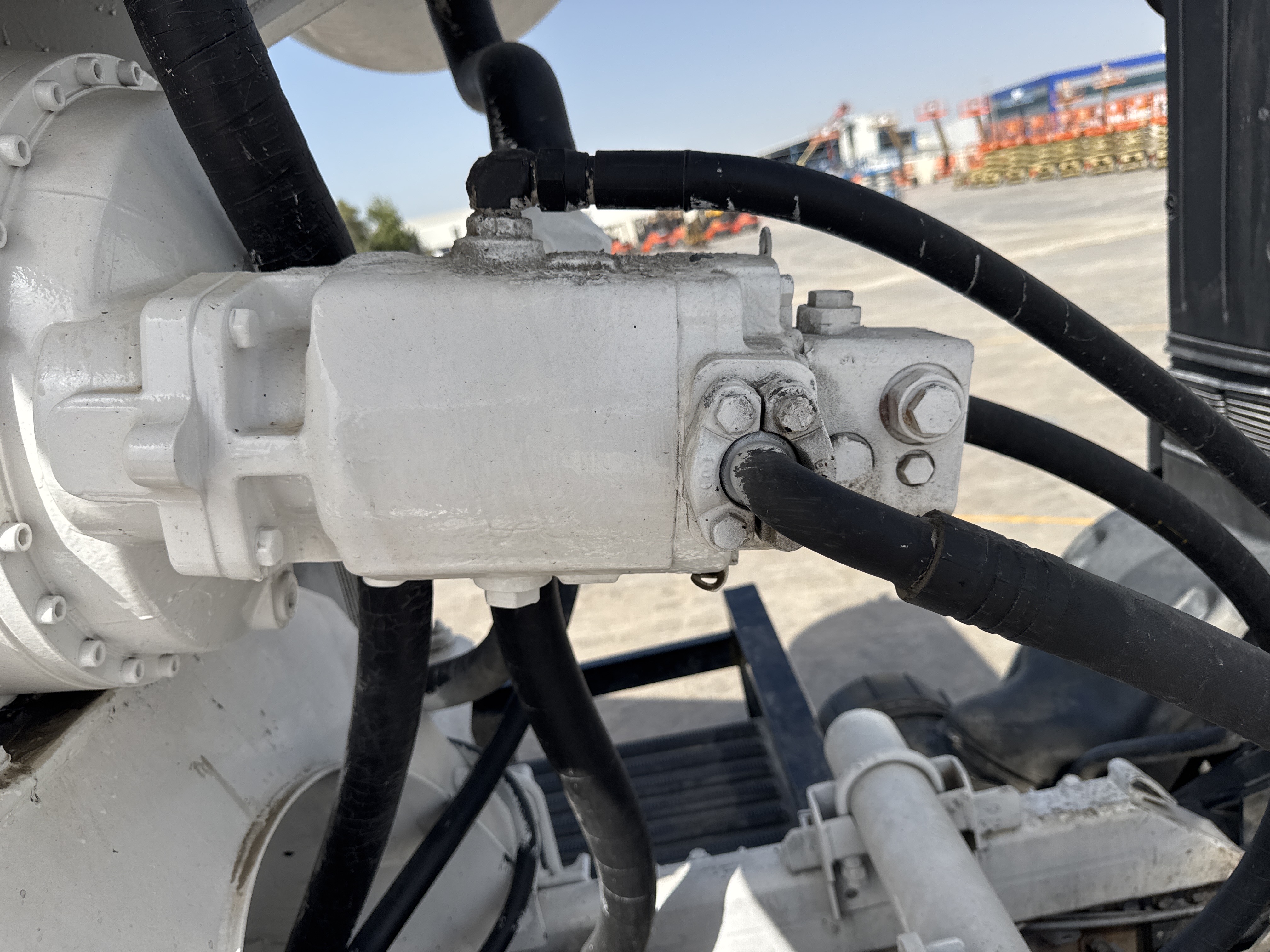 CMT-001-Renault-Kerax-Concrete-mixer-trucks-inspection-Hydraulics-Main-control-valve-(MCV)-1