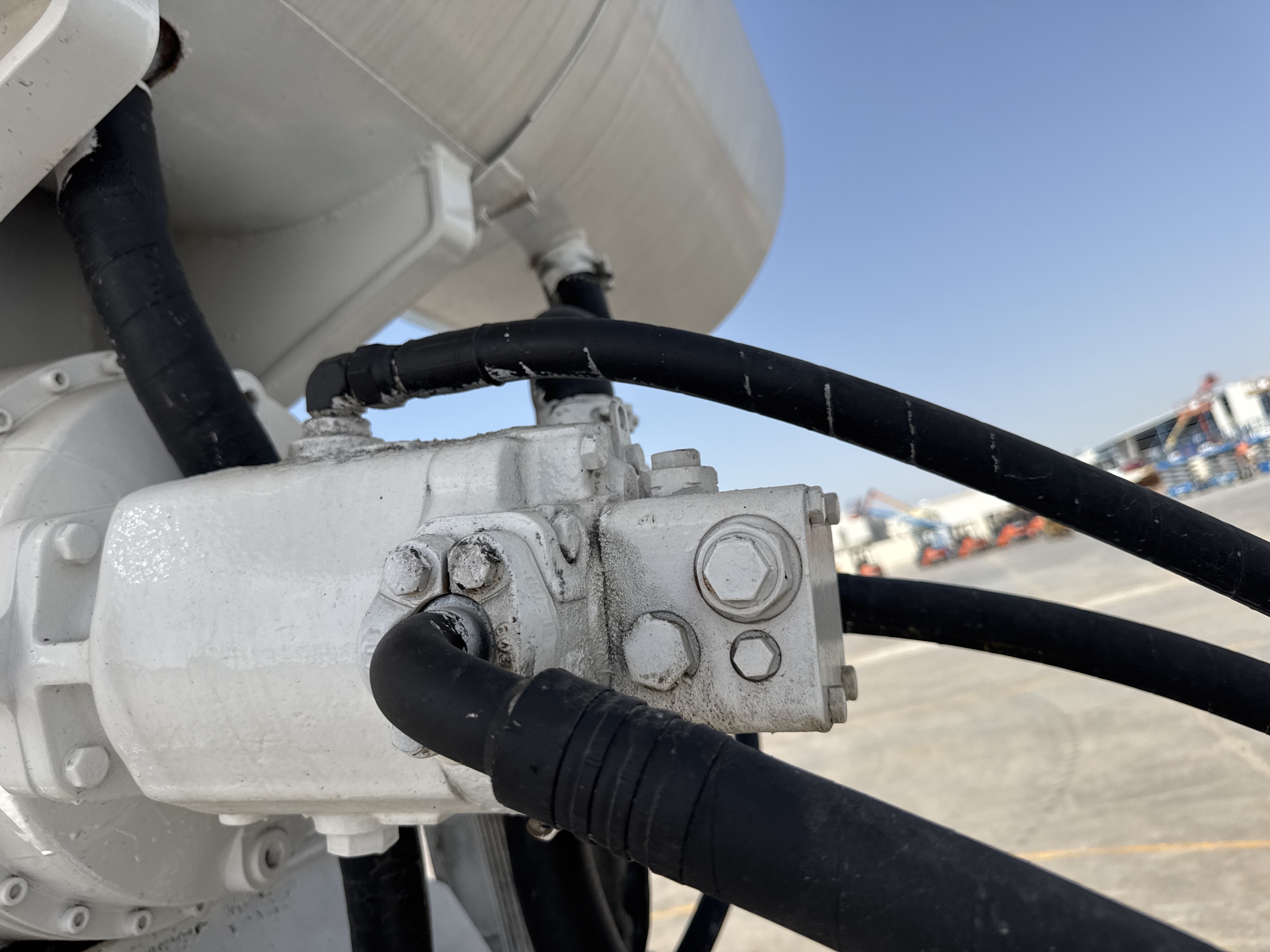 CMT-001-Renault-Kerax-Concrete-mixer-trucks-inspection-Hydraulics-Main-control-valve-(MCV)-1