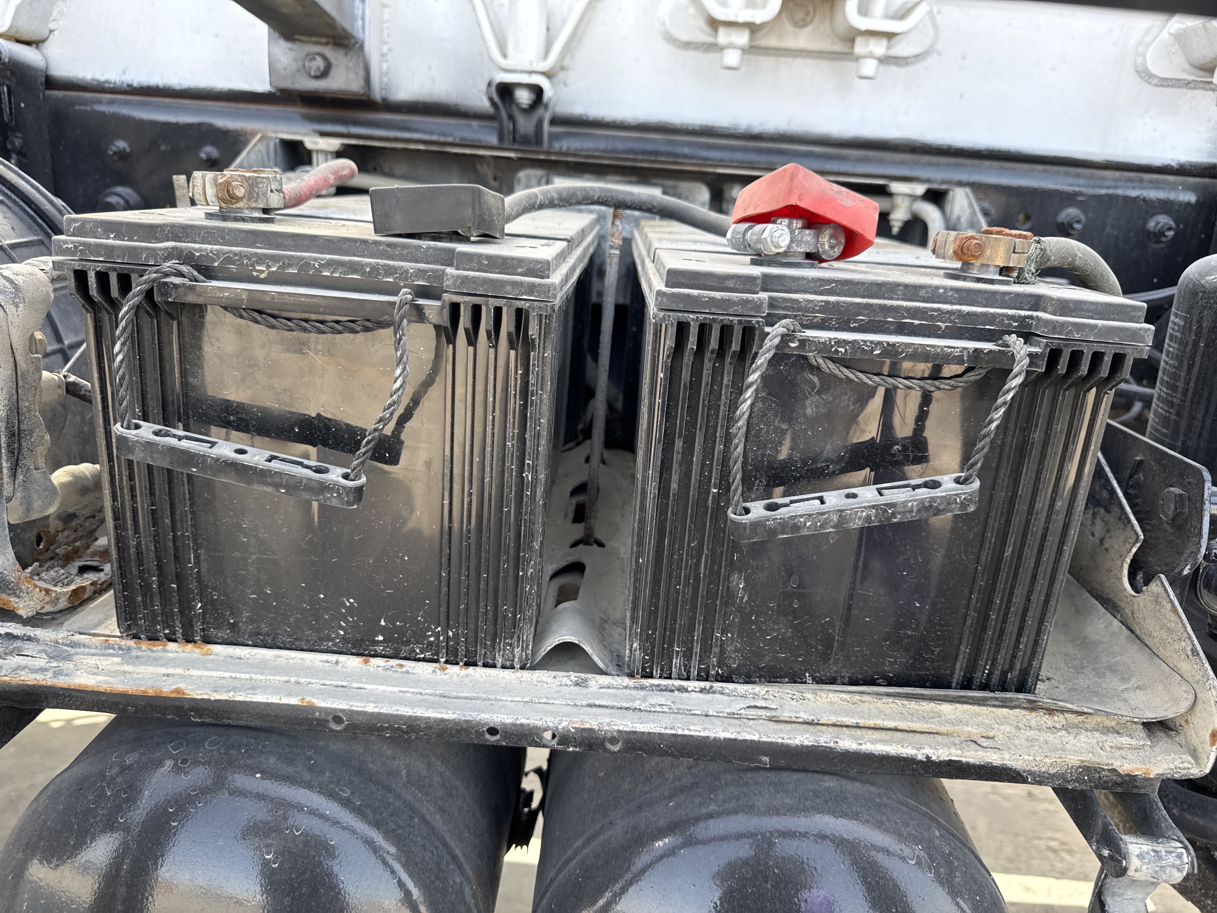 CMT-001-Renault-Kerax-Concrete-mixer-trucks-inspection-Electronics-Battery-1