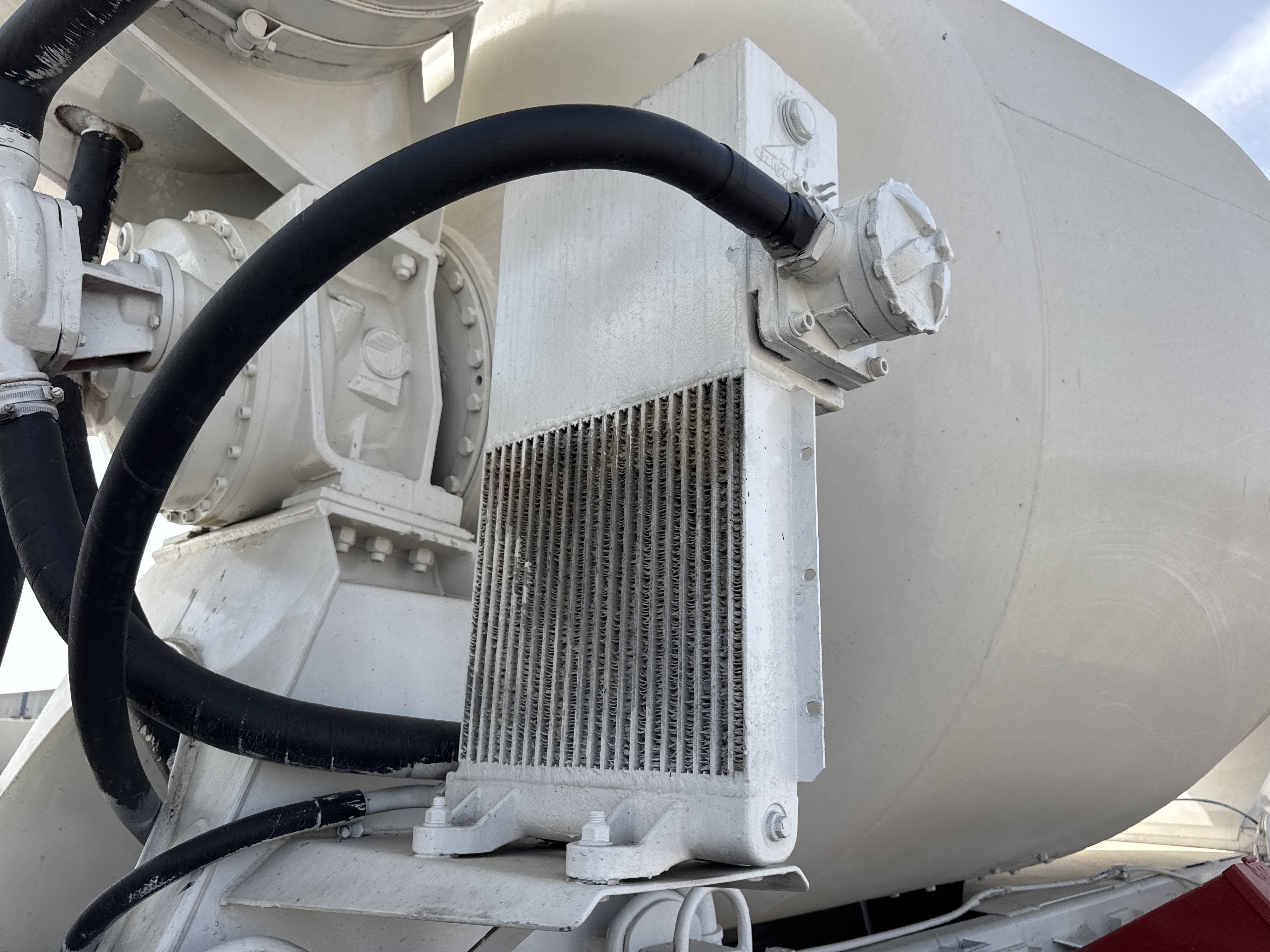 CMT-001-Renault-Kerax-Concrete-mixer-trucks-inspection-Hydraulics-Hydraulic-Tank-1