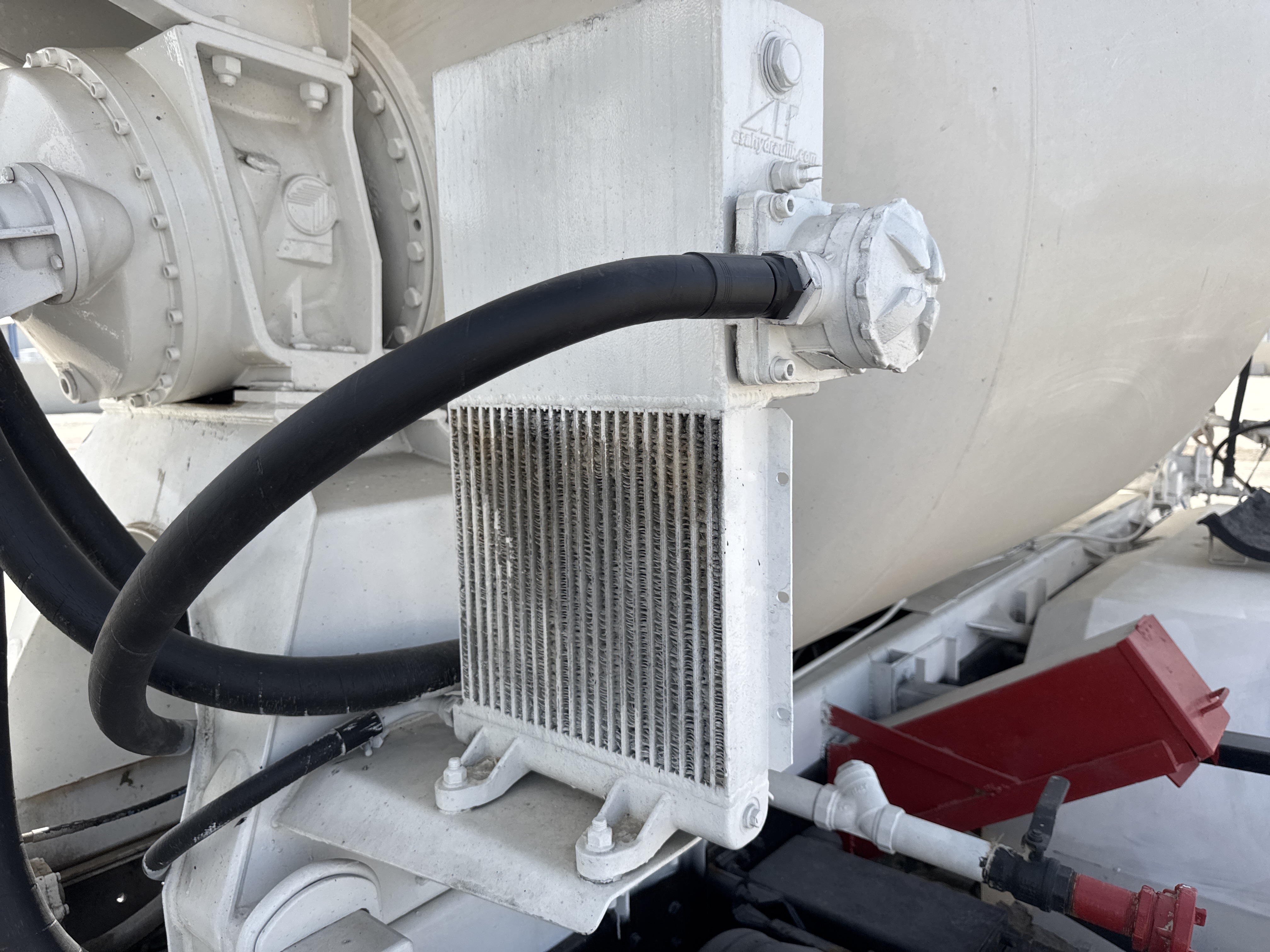 CMT-001-Renault-Kerax-Concrete-mixer-trucks-inspection-Hydraulics-Hydraulic-Tank-1