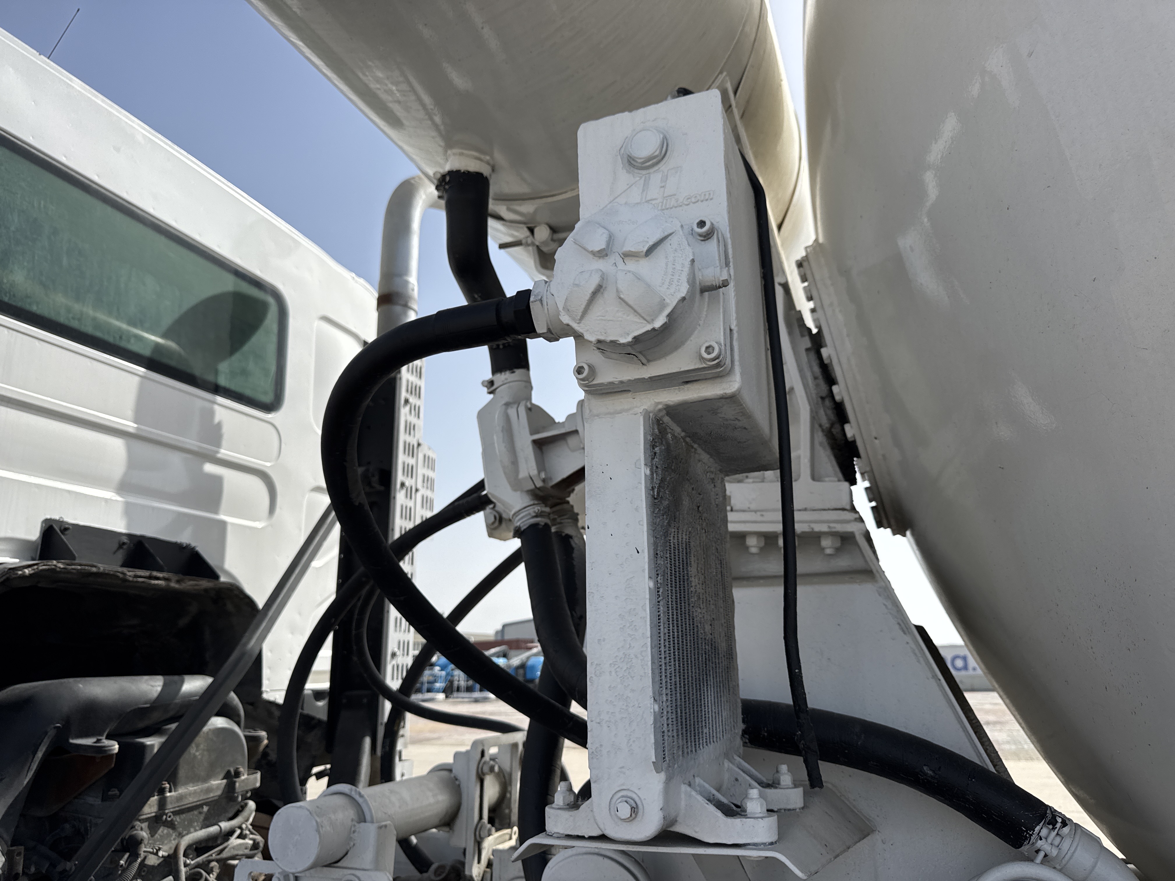 CMT-001-Renault-Kerax-Concrete-mixer-trucks-inspection-Hydraulics-Hydraulic-Tank-1