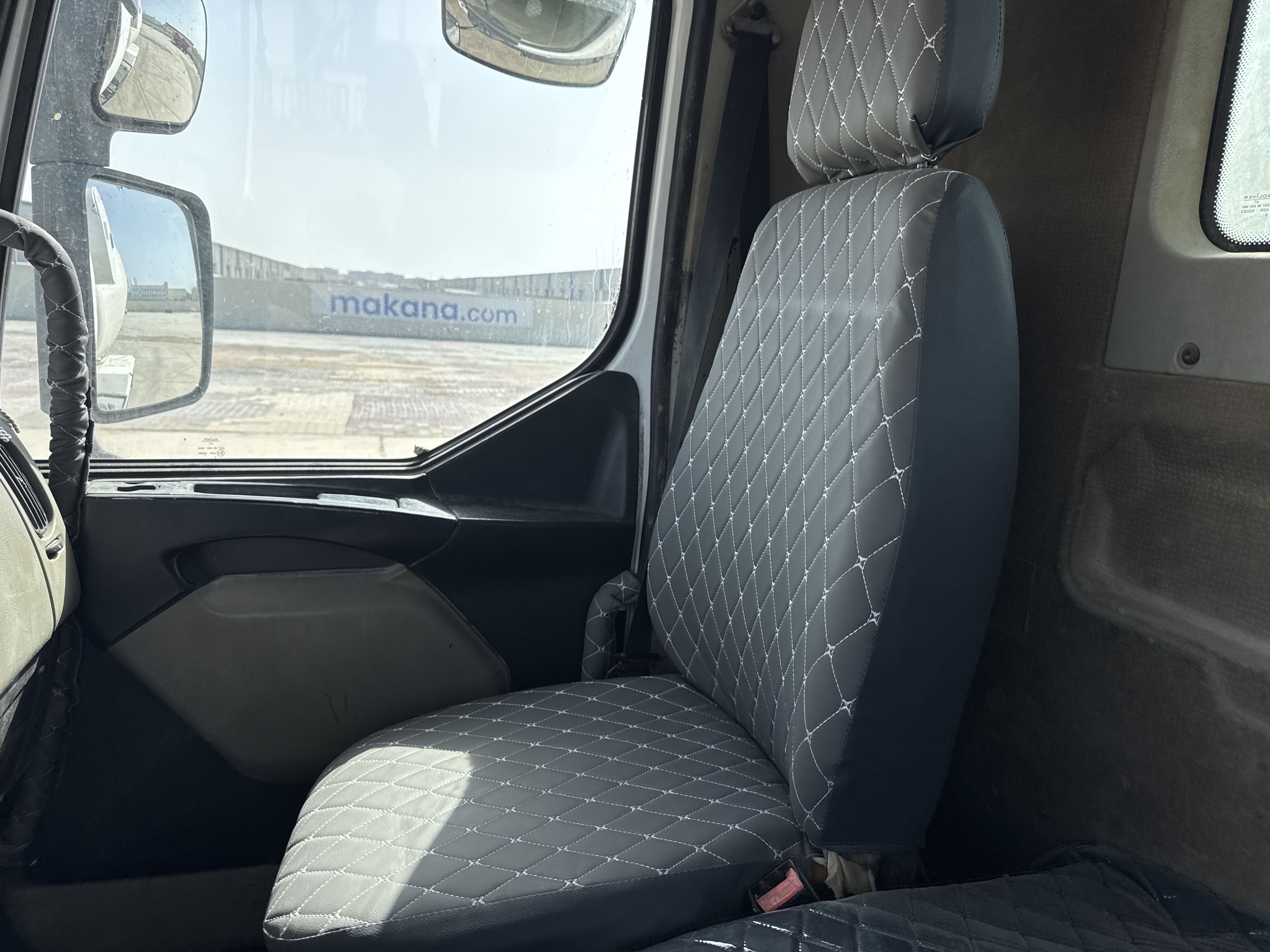 CMT-001-Renault-Kerax-Concrete-mixer-trucks-inspection-Cabin-Seats/armrests-1