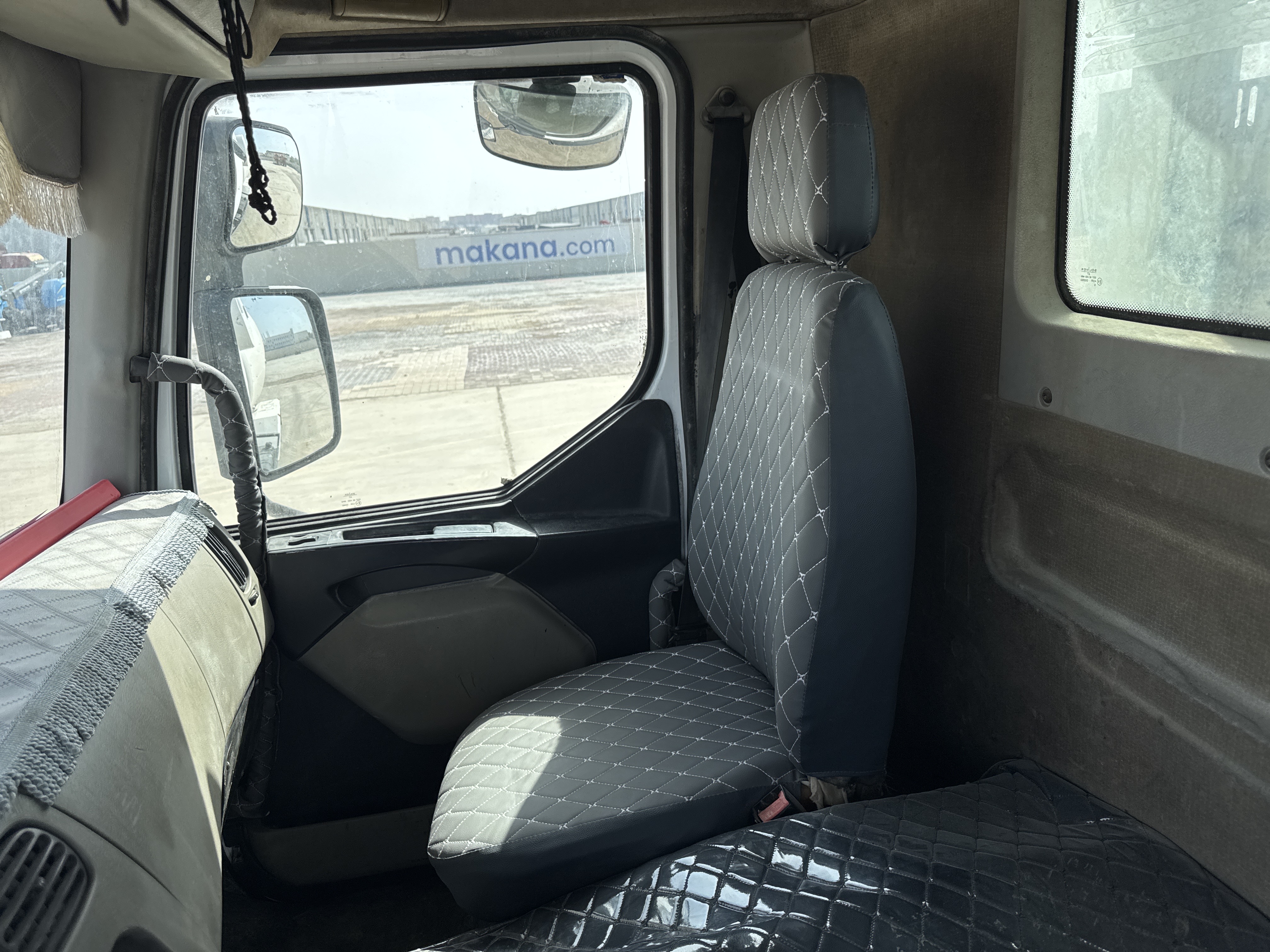 CMT-001-Renault-Kerax-Concrete-mixer-trucks-inspection-Cabin-Seats/armrests-1
