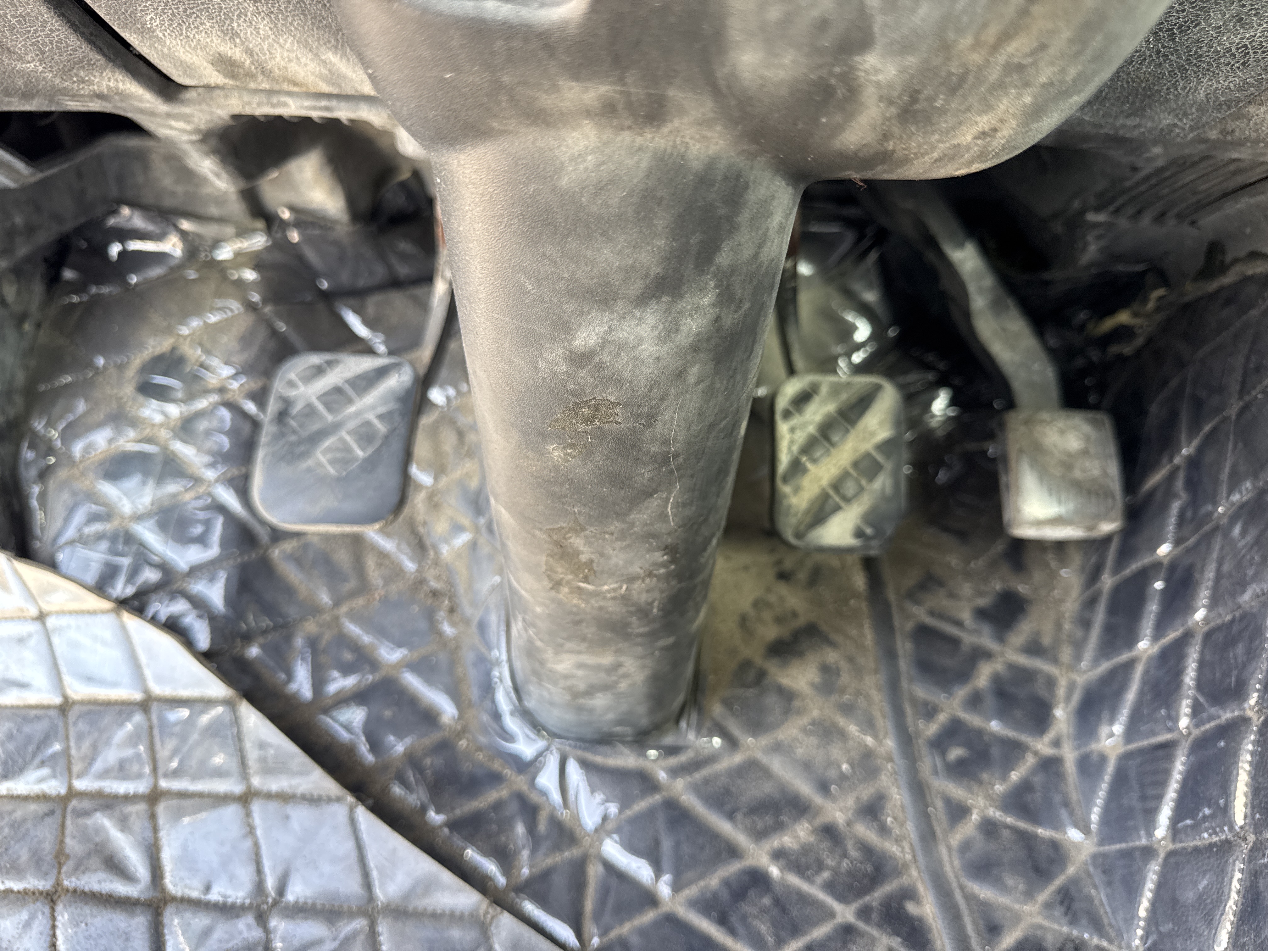 CMT-001-Renault-Kerax-Concrete-mixer-trucks-inspection-Cabin-Pedals-1
