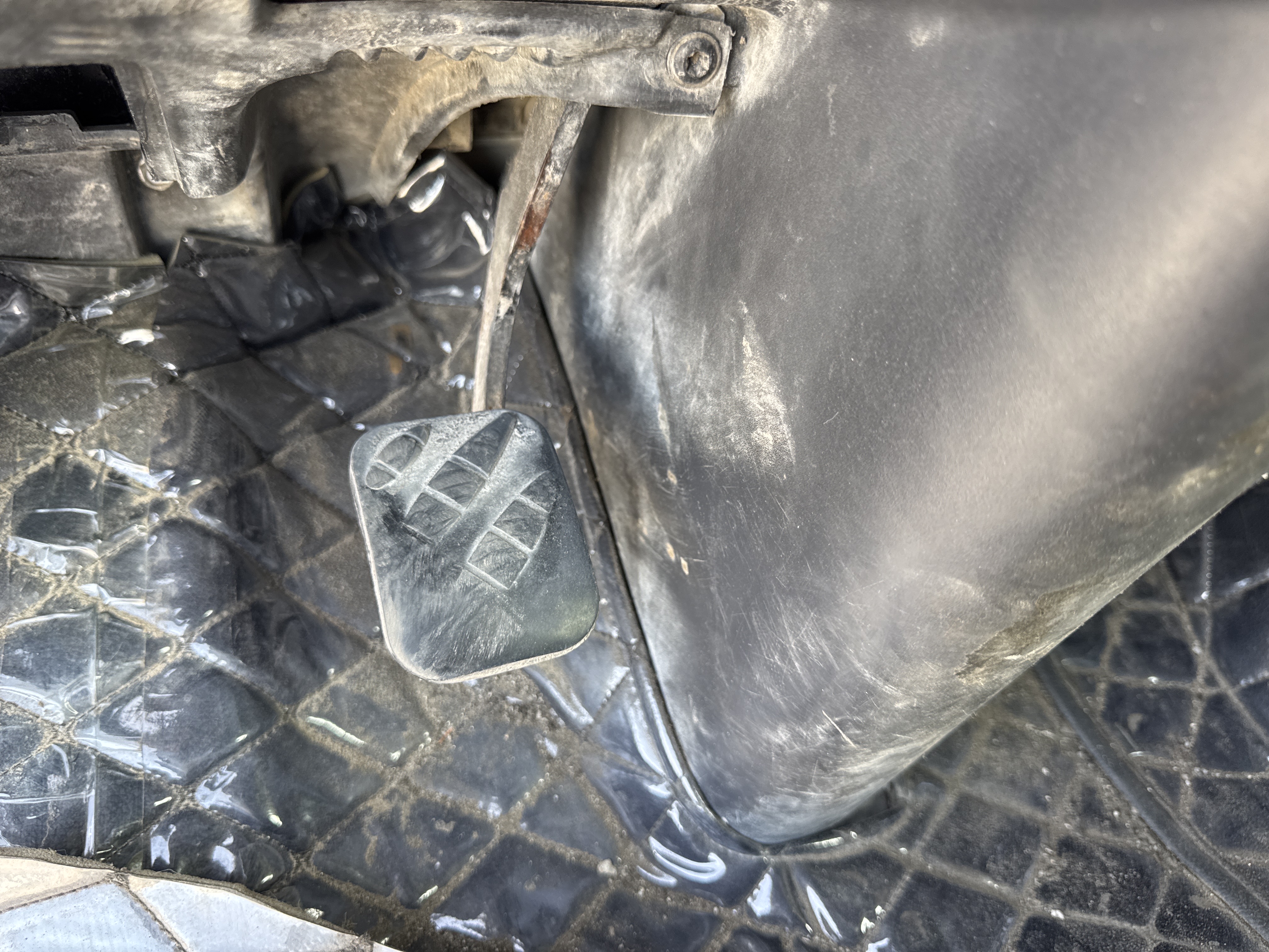 CMT-001-Renault-Kerax-Concrete-mixer-trucks-inspection-Cabin-Pedals-1