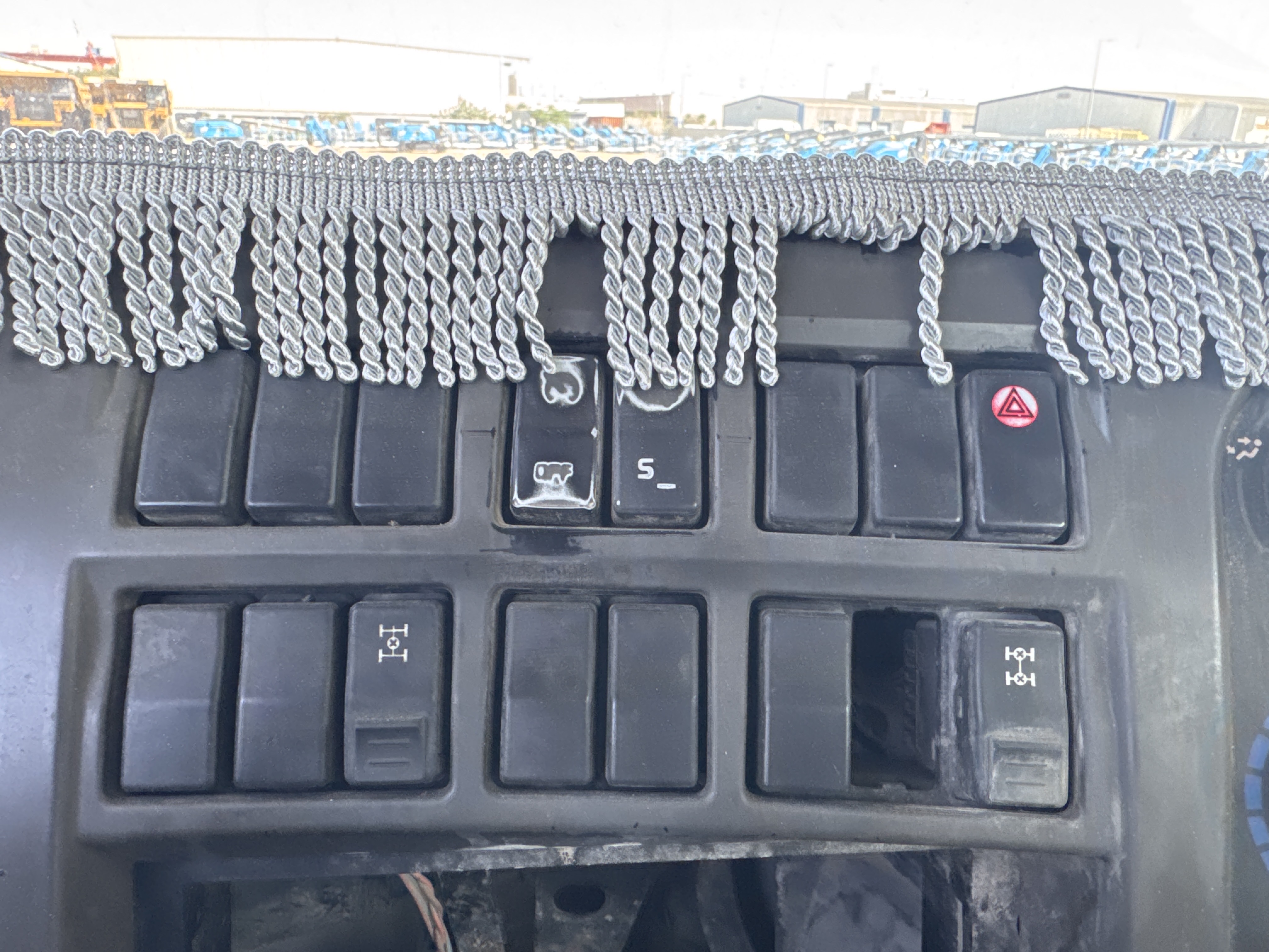 CMT-001-Renault-Kerax-Concrete-mixer-trucks-inspection-Cabin-Electronic-instrument-board-1