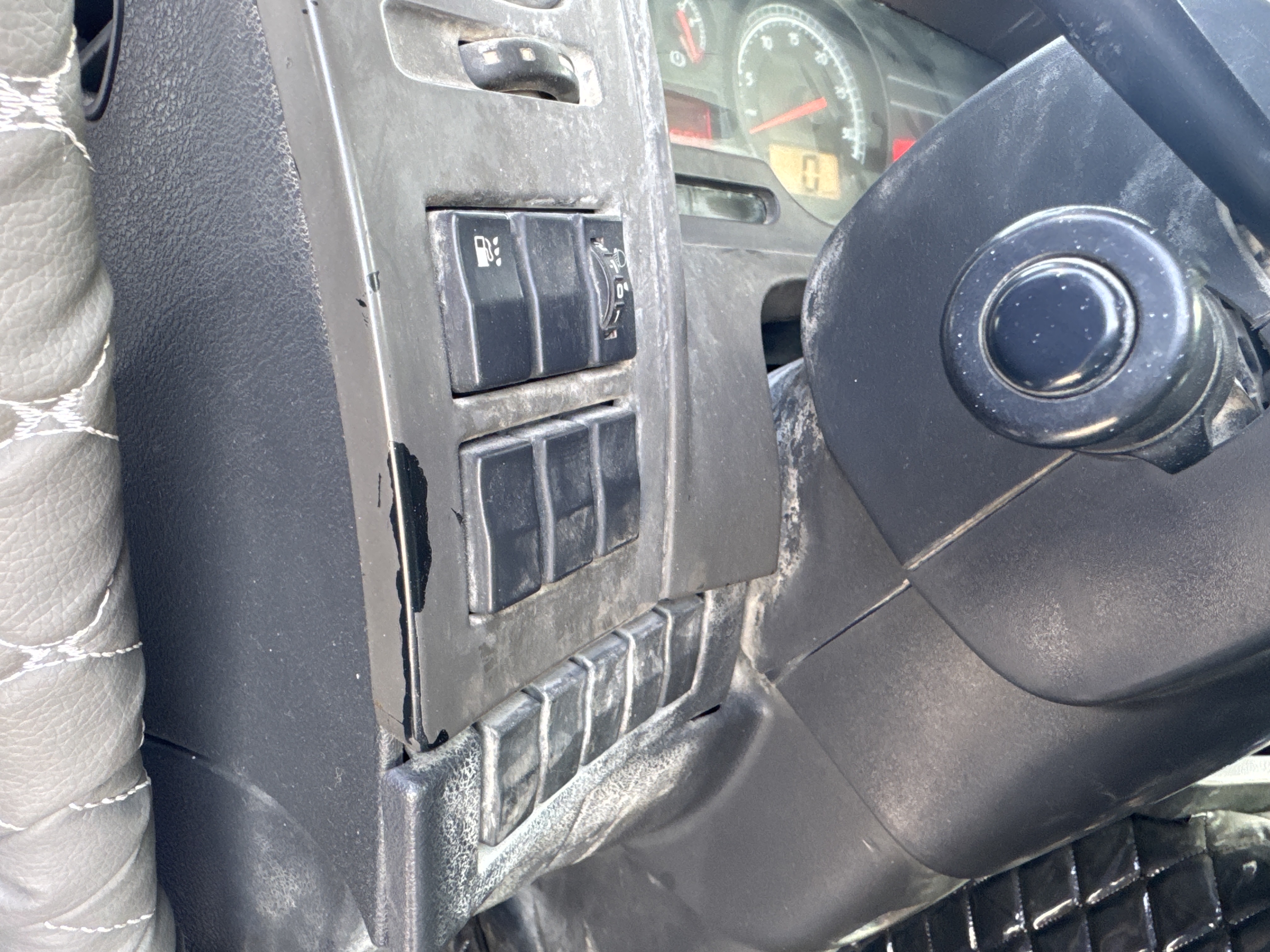 CMT-001-Renault-Kerax-Concrete-mixer-trucks-inspection-Cabin-Electronic-instrument-board-1