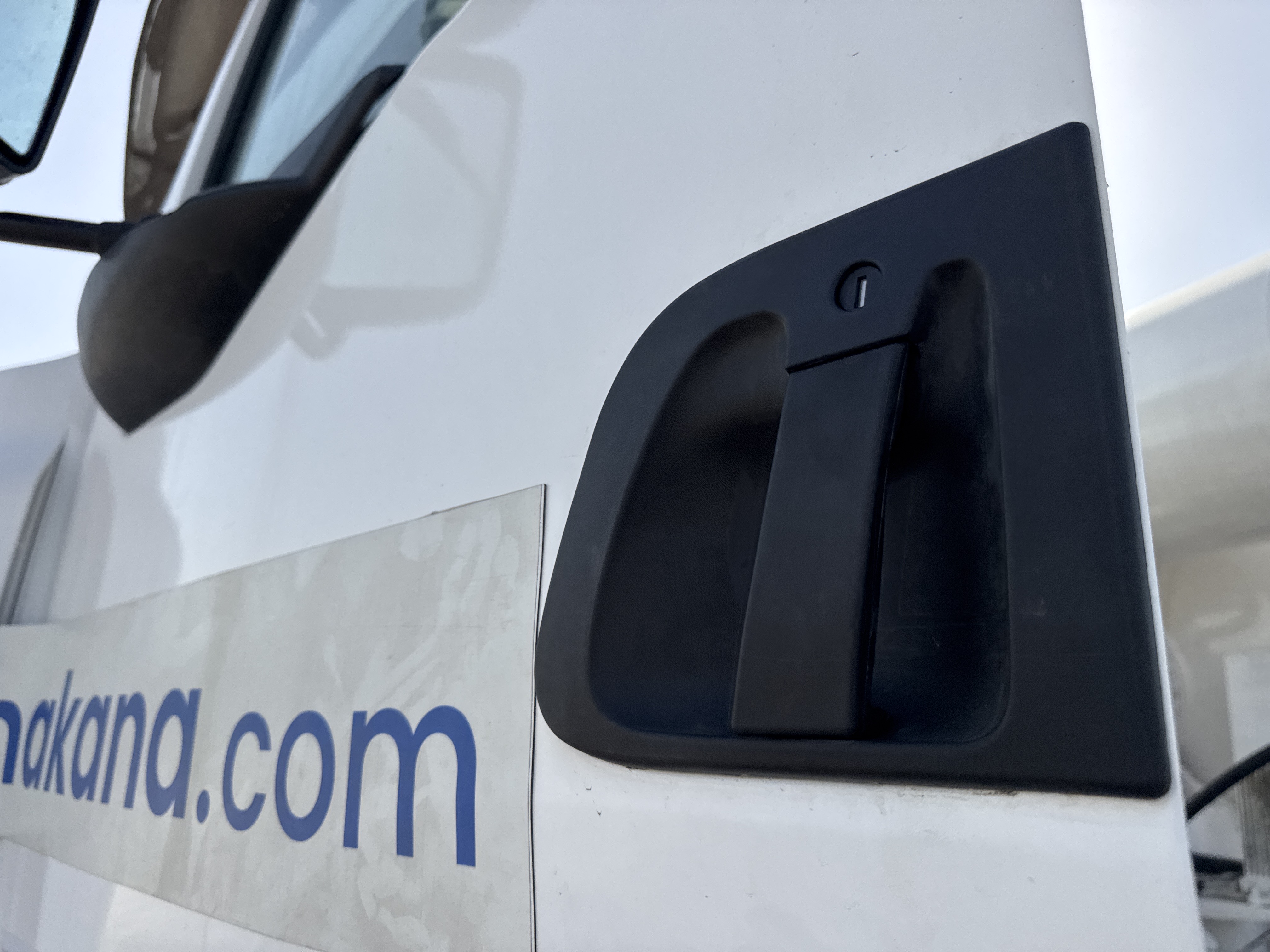 CMT-001-Renault-Kerax-Concrete-mixer-trucks-inspection-Cabin-Door-handles-1