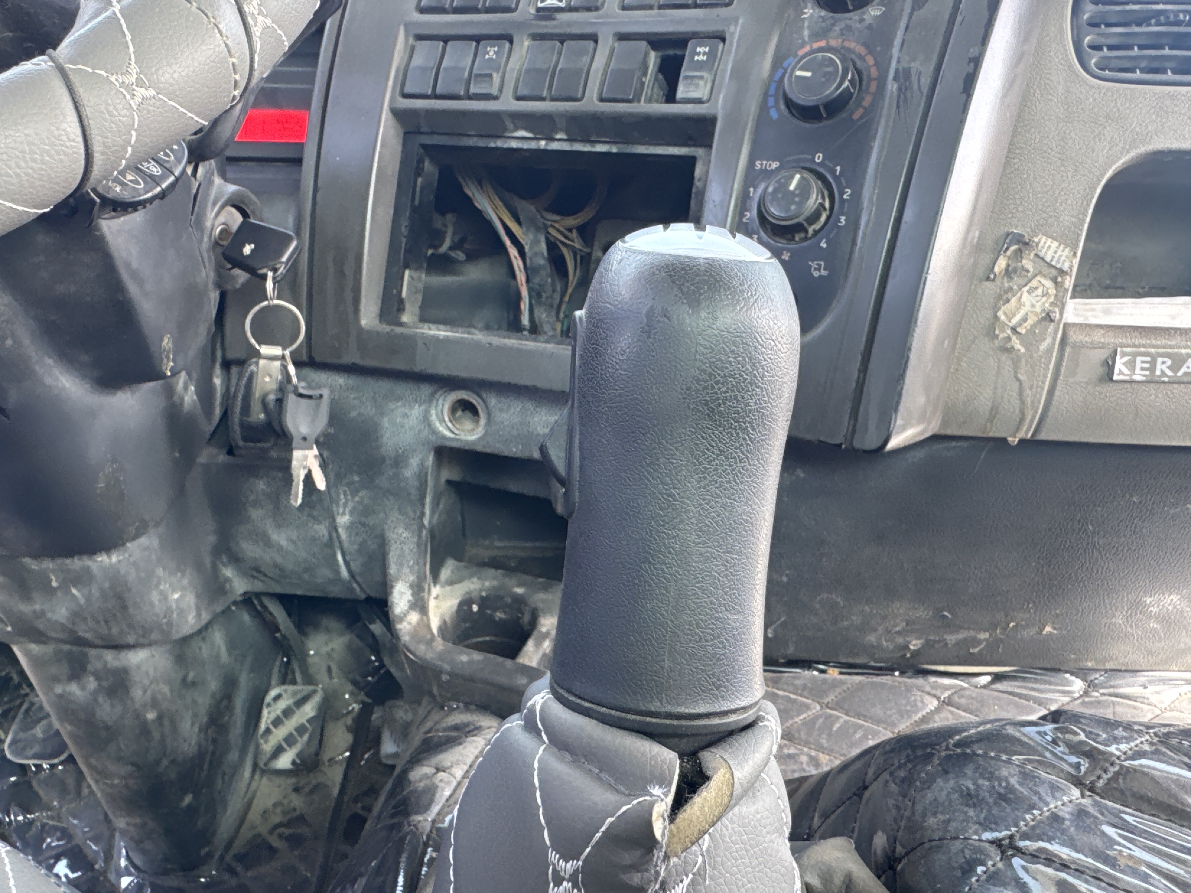 CMT-001-Renault-Kerax-Concrete-mixer-trucks-inspection-Cabin-Gear-lever-1
