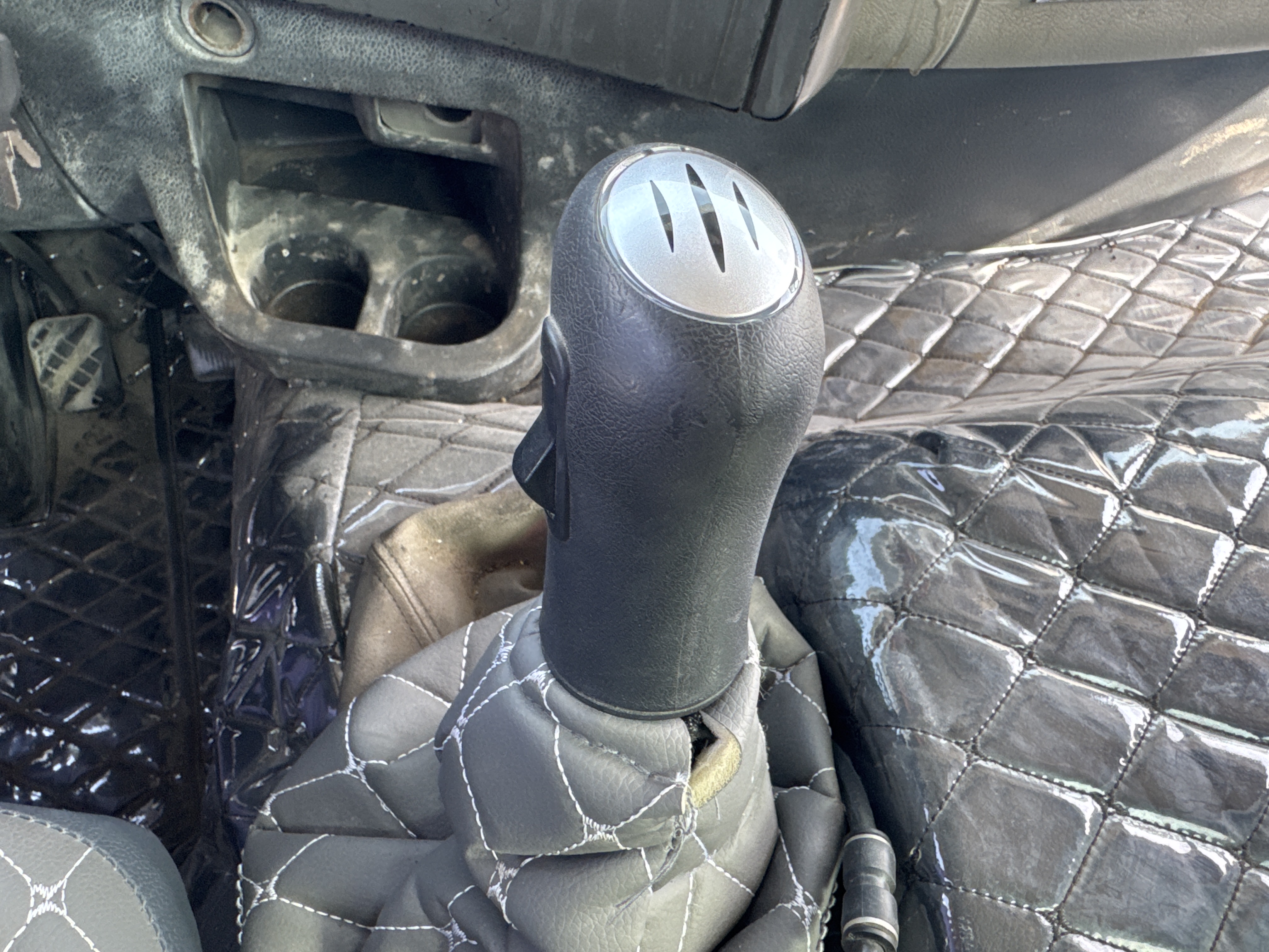 CMT-001-Renault-Kerax-Concrete-mixer-trucks-inspection-Cabin-Gear-lever-1