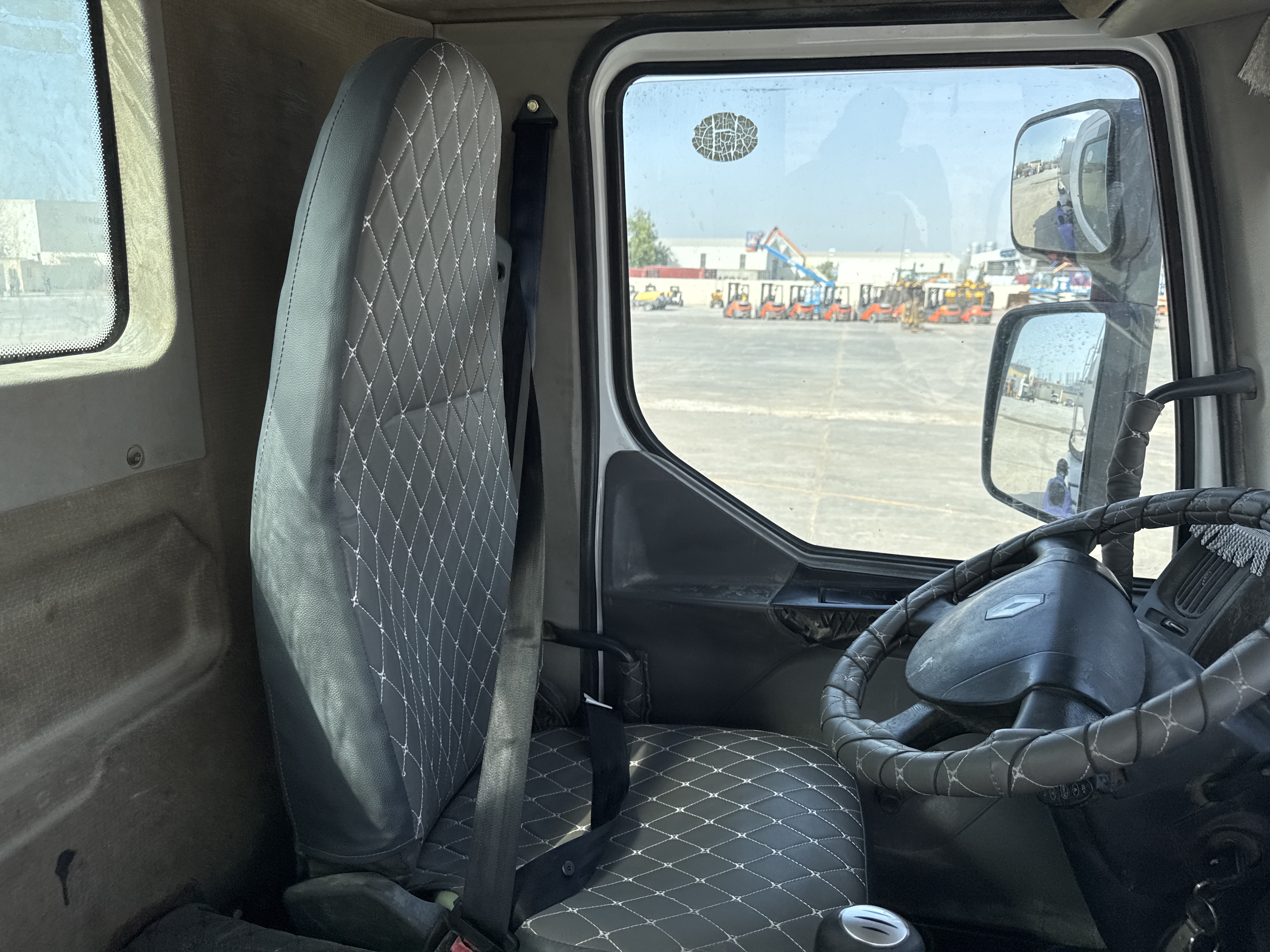 CMT-001-Renault-Kerax-Concrete-mixer-trucks-inspection-Cabin-Seats/armrests-3