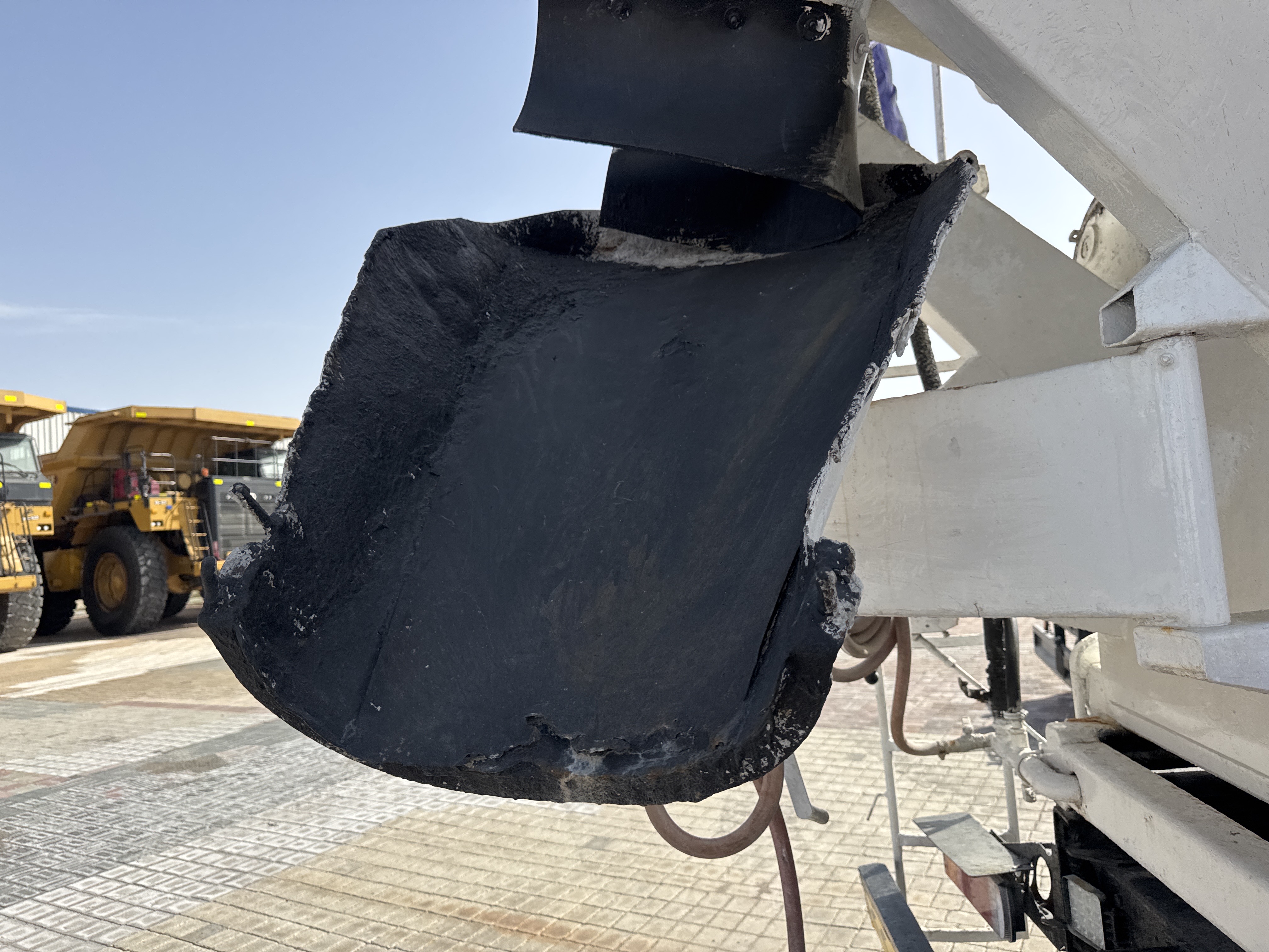 CMT-001-Renault-Kerax-Concrete-mixer-trucks-inspection-Concrete-mixing-system-Unloading-tank-1
