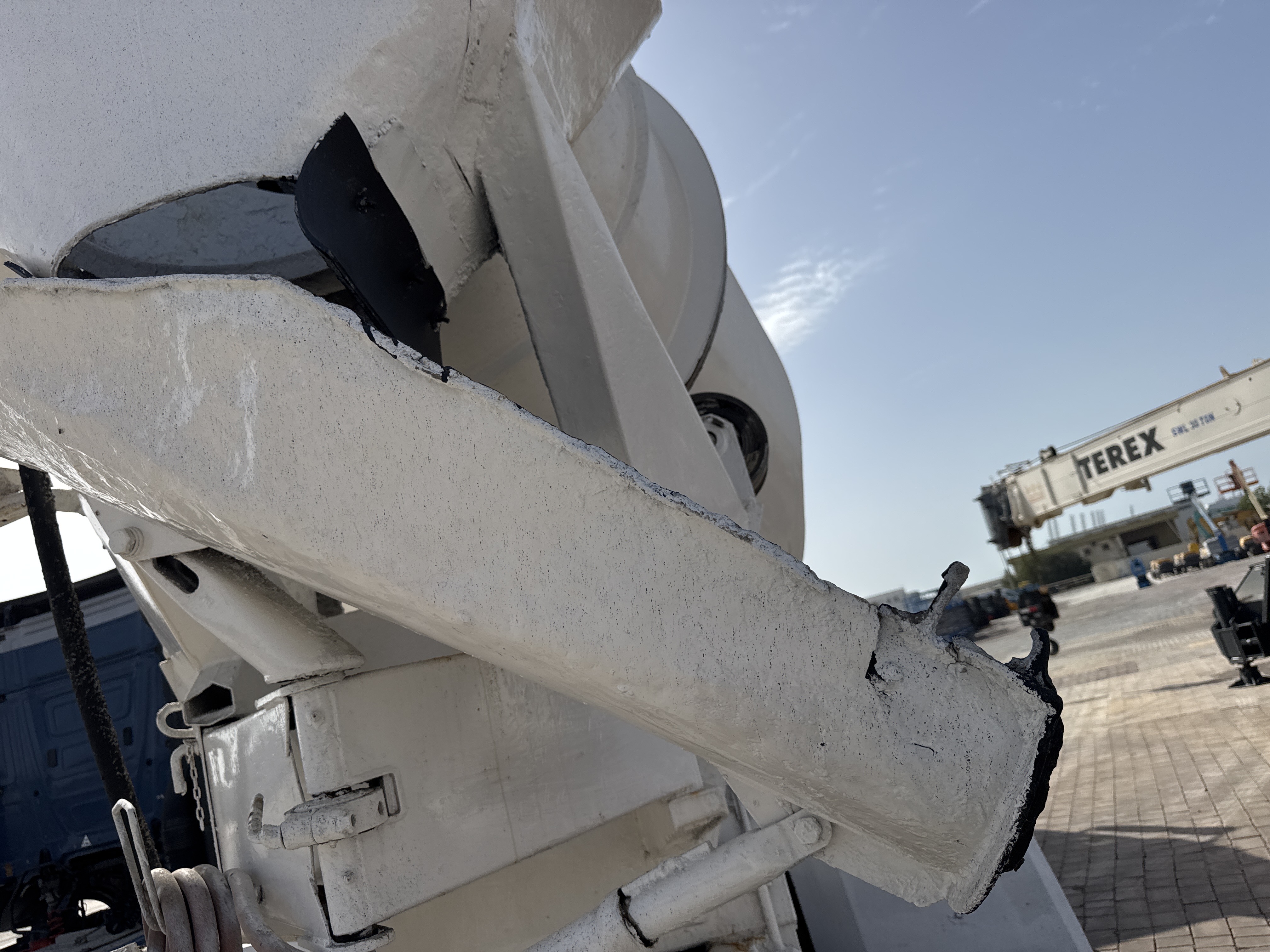 CMT-001-Renault-Kerax-Concrete-mixer-trucks-inspection-Concrete-mixing-system-Unloading-tank-1