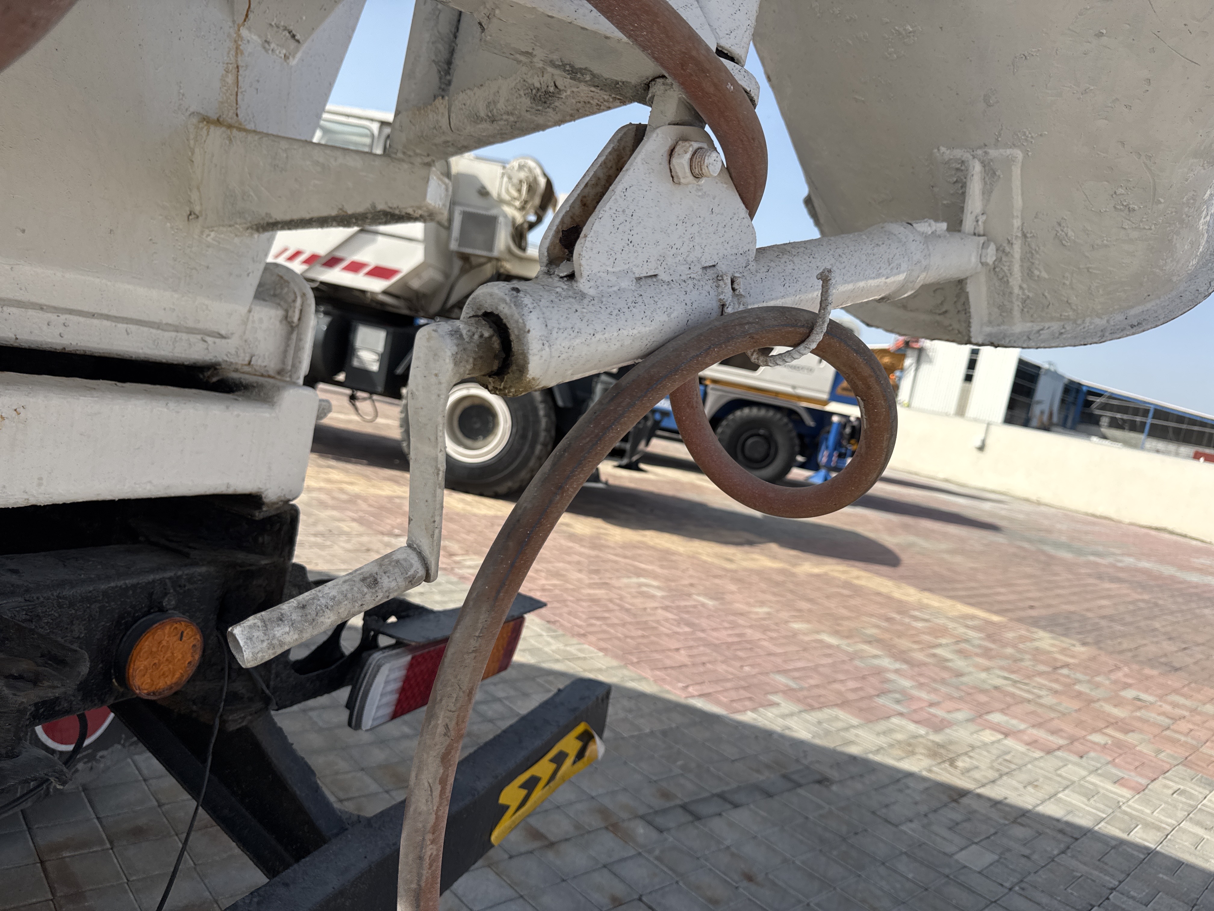 CMT-001-Renault-Kerax-Concrete-mixer-trucks-inspection-Concrete-mixing-system-Rotating-shaft-1