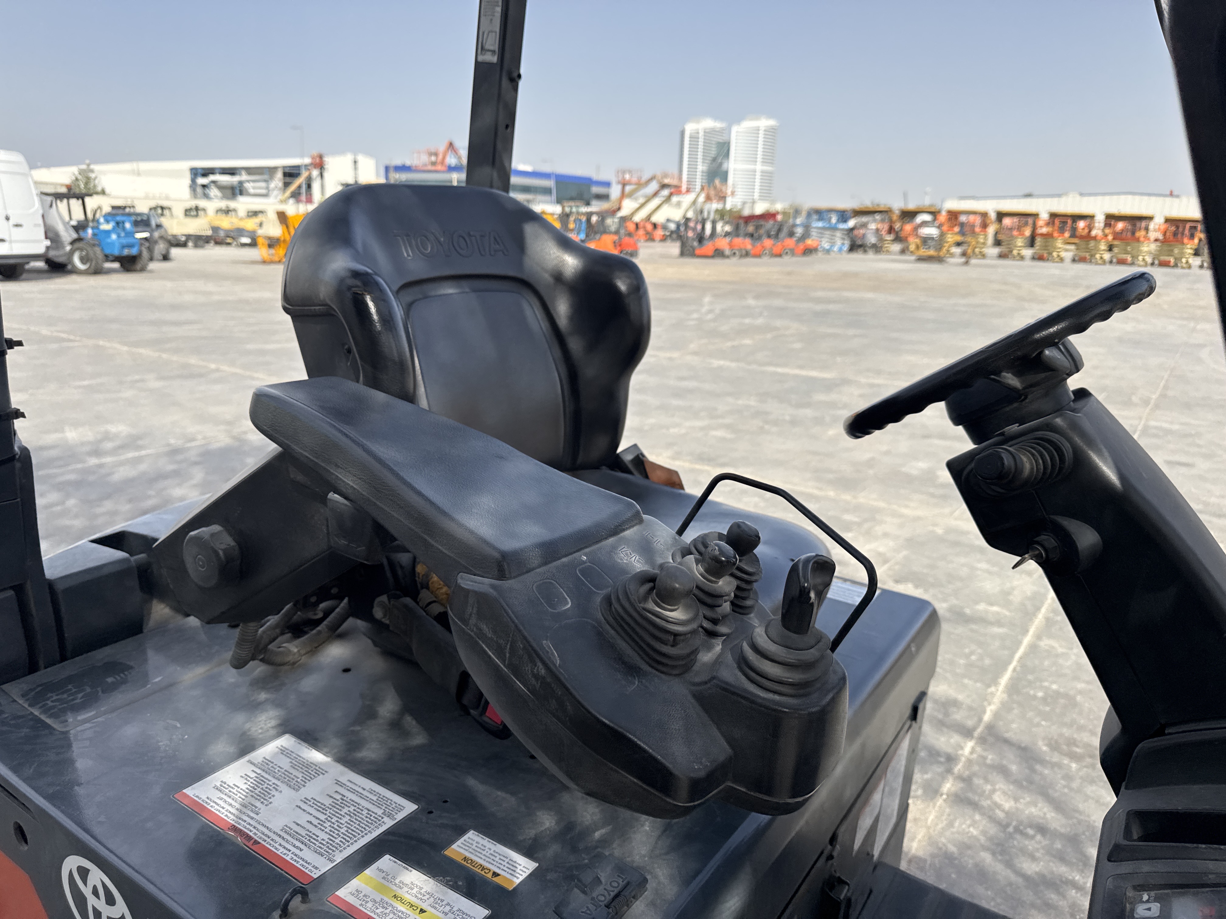 FLM-016-Toyota-8FBCU25-Forklifts-inspection-Cabin-Seats/armrests-1