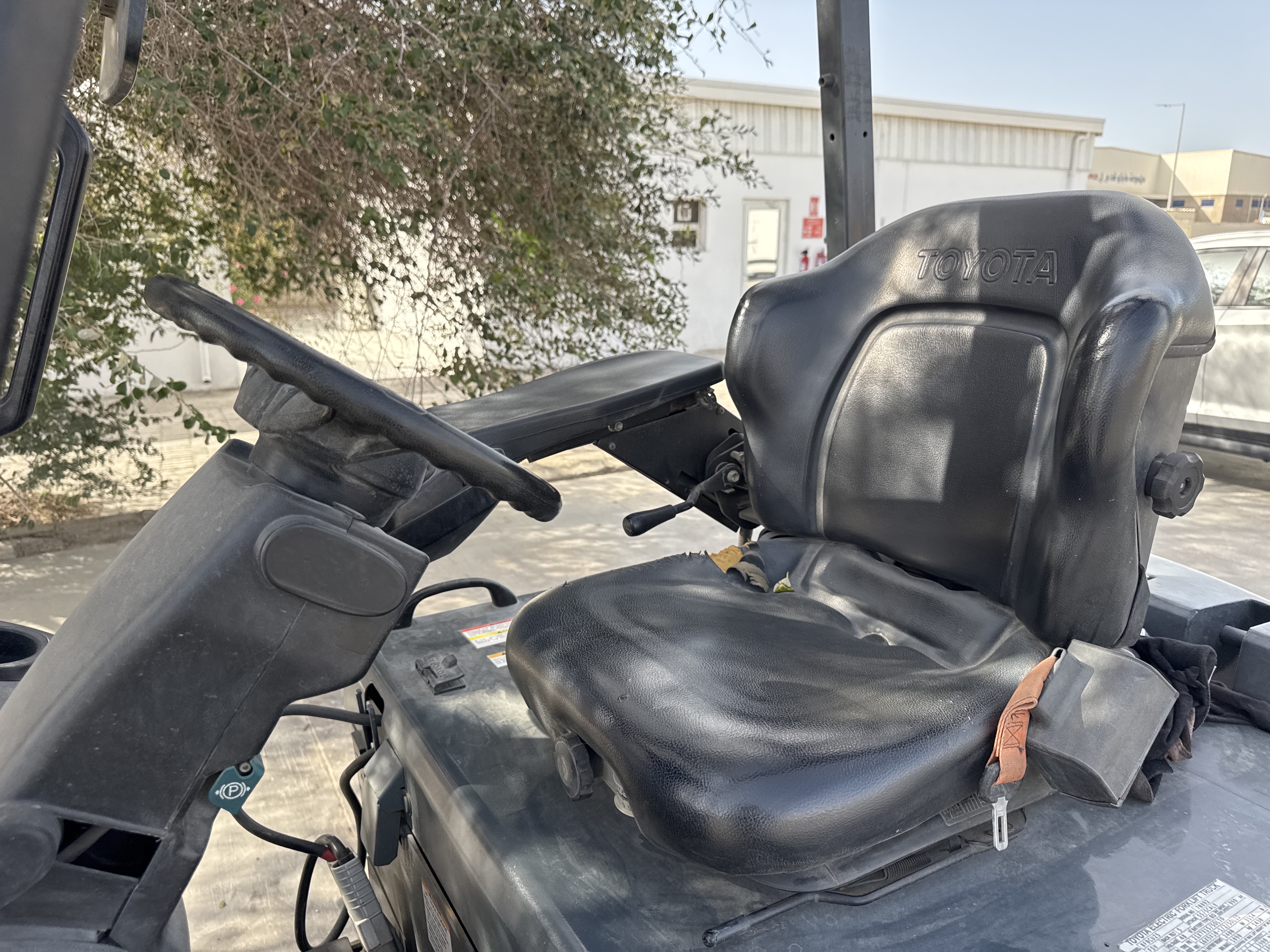FLM-016-Toyota-8FBCU25-Forklifts-inspection-Cabin-Seats/armrests-1