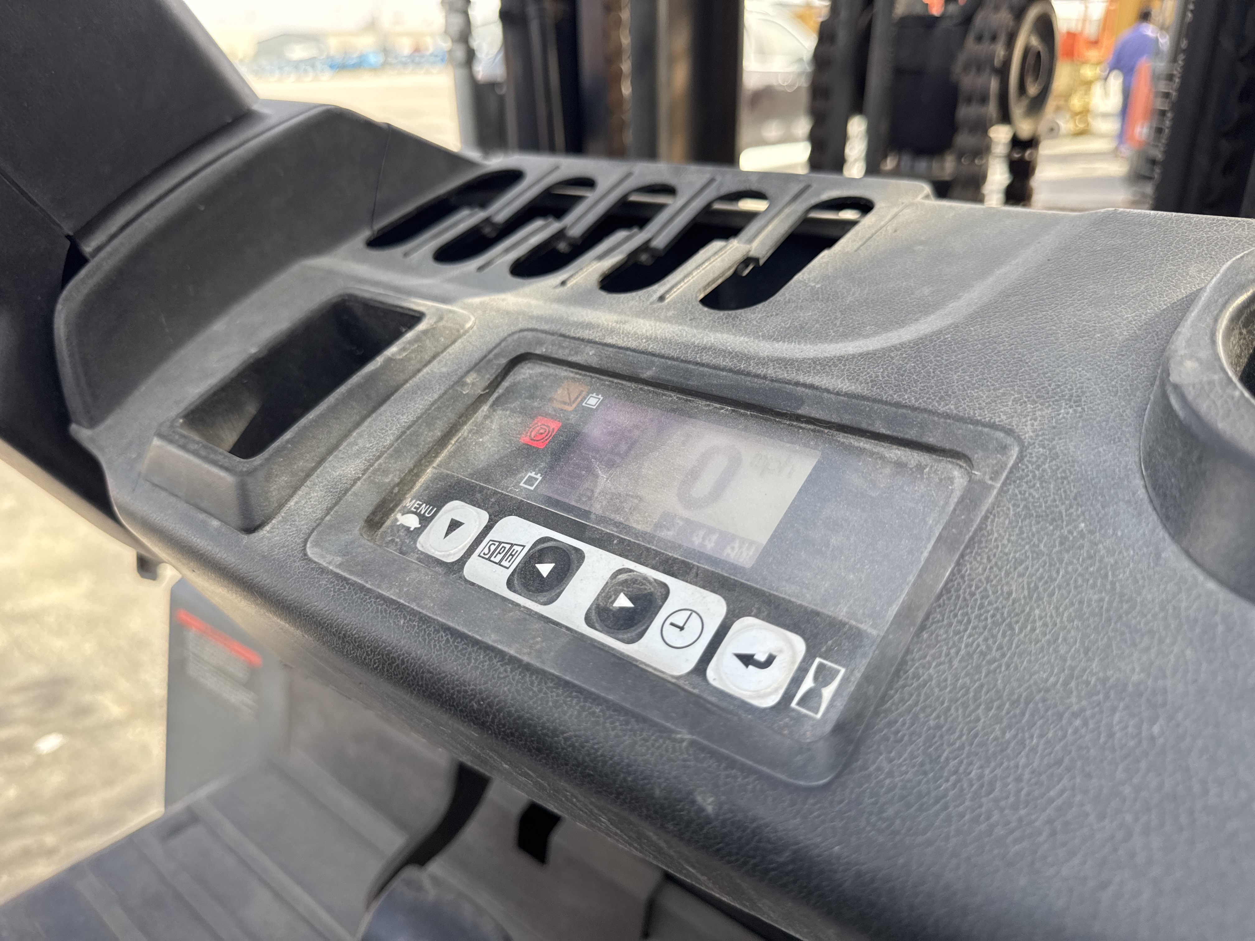 FLM-016-Toyota-8FBCU25-Forklifts-inspection-Cabin-Electronic-instrument-board-1