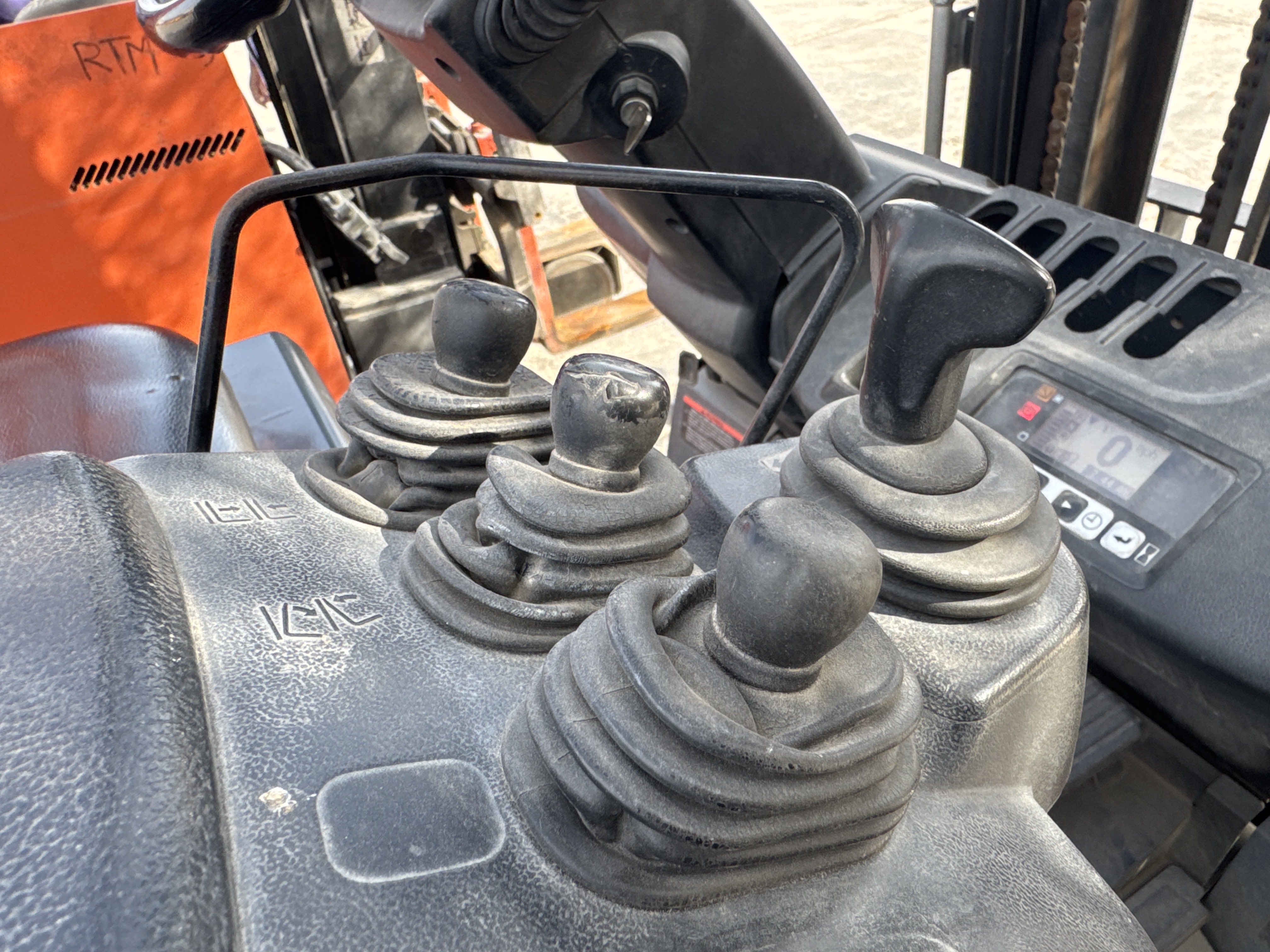 FLM-016-Toyota-8FBCU25-Forklifts-inspection-Cabin-Joysticks-1
