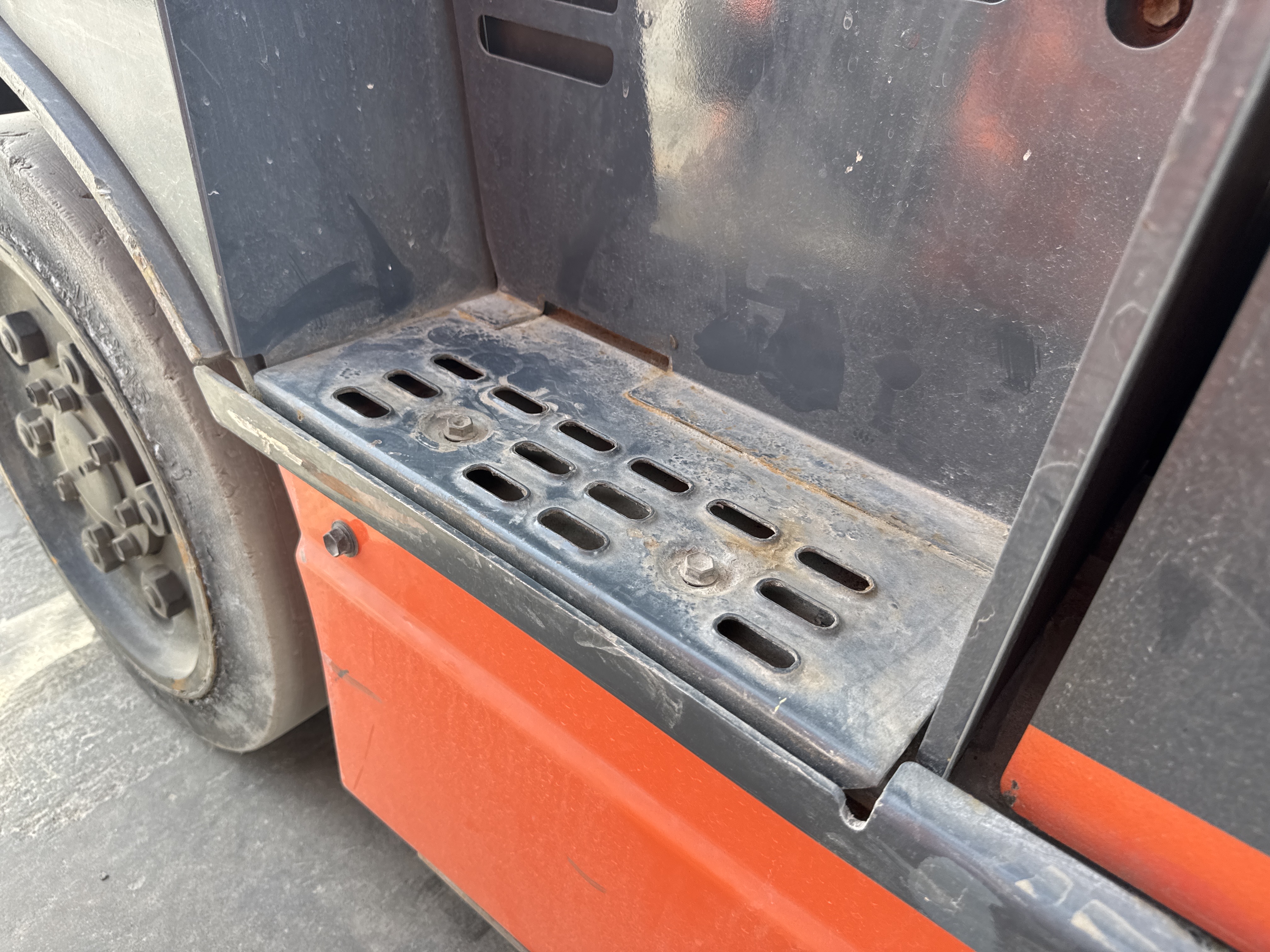 FLM-016-Toyota-8FBCU25-Forklifts-inspection-Structure-Steps/ladders-1