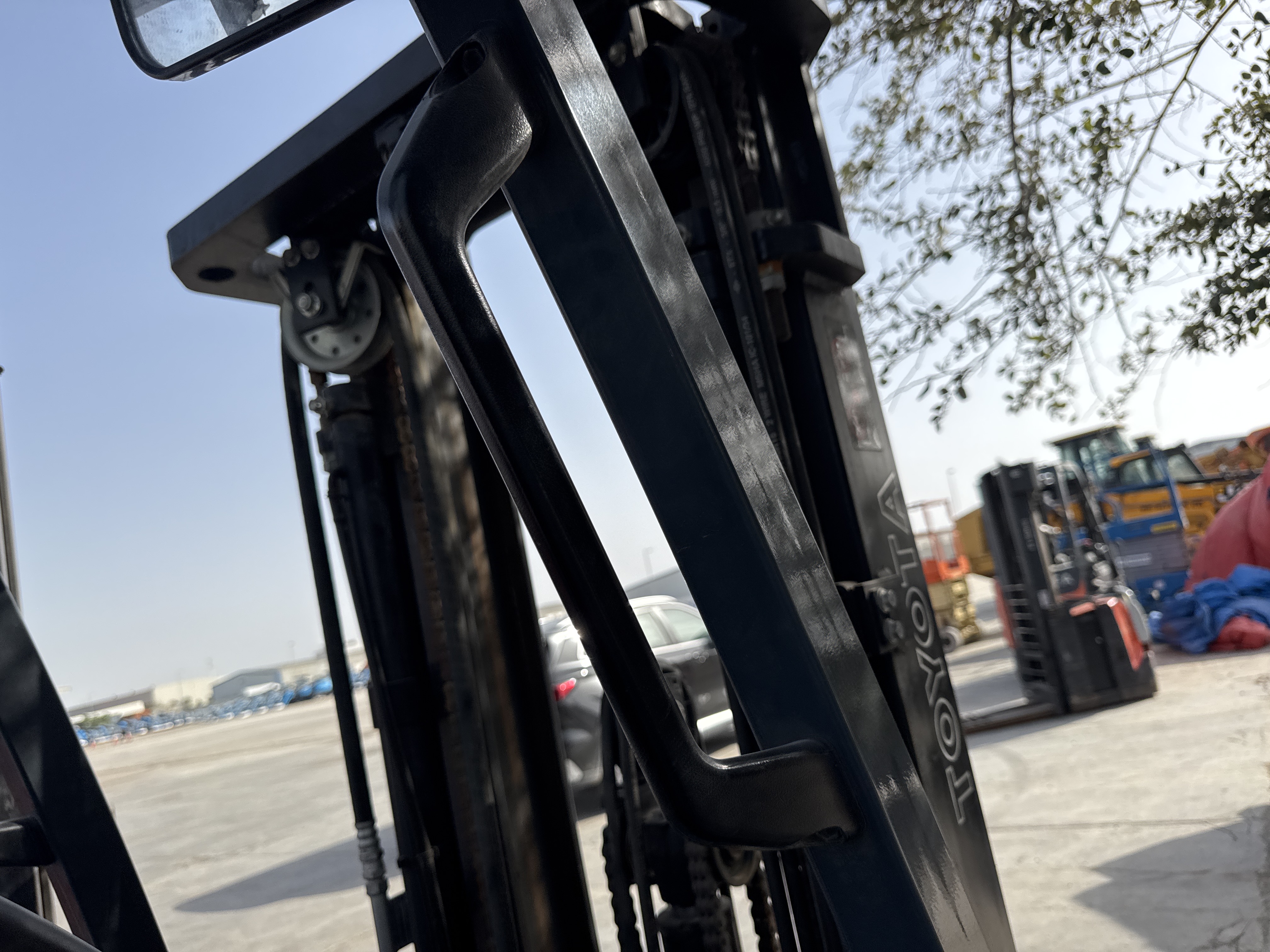 FLM-016-Toyota-8FBCU25-Forklifts-inspection-Structure-Handrails-1