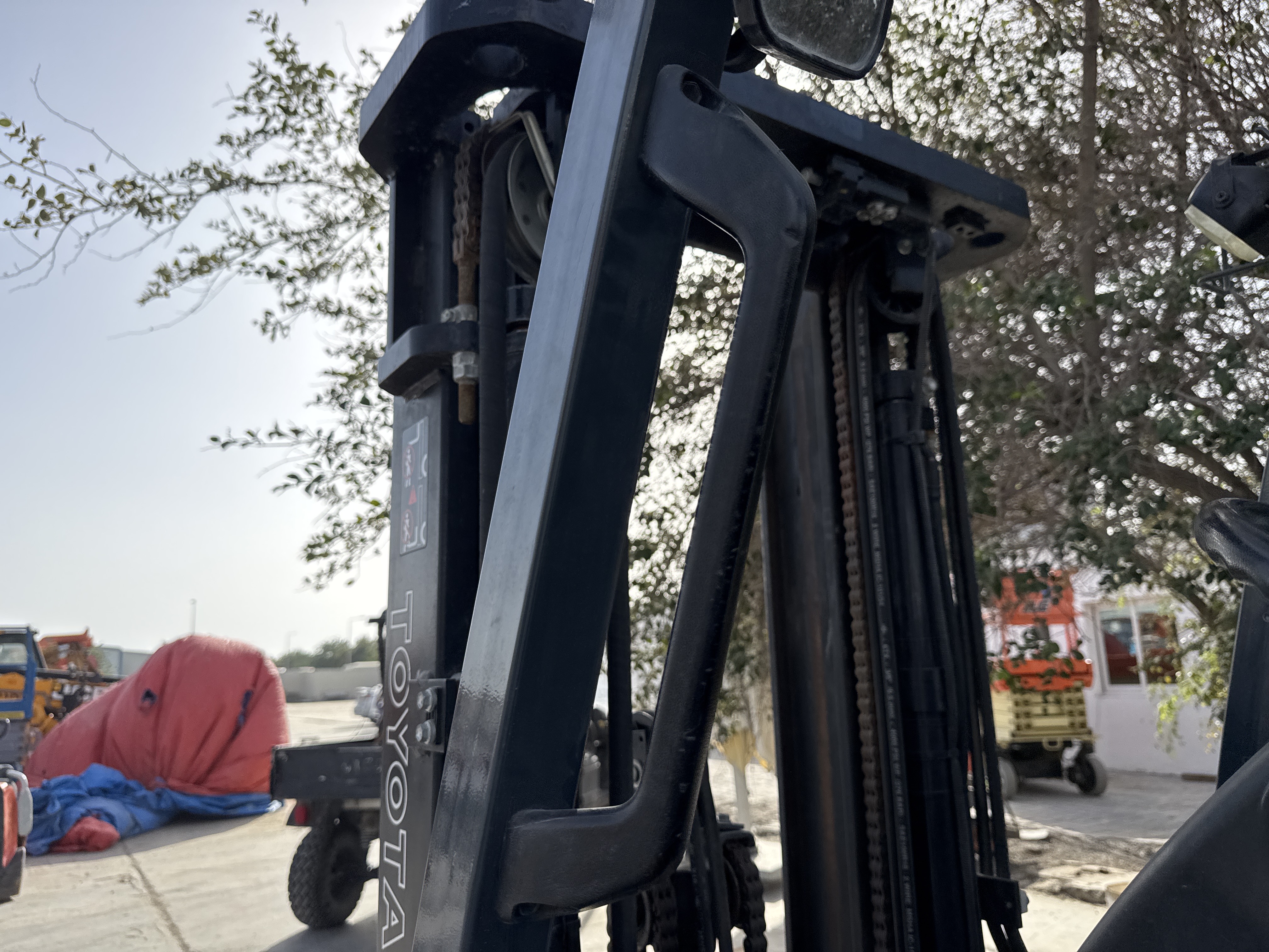 FLM-016-Toyota-8FBCU25-Forklifts-inspection-Structure-Handrails-1
