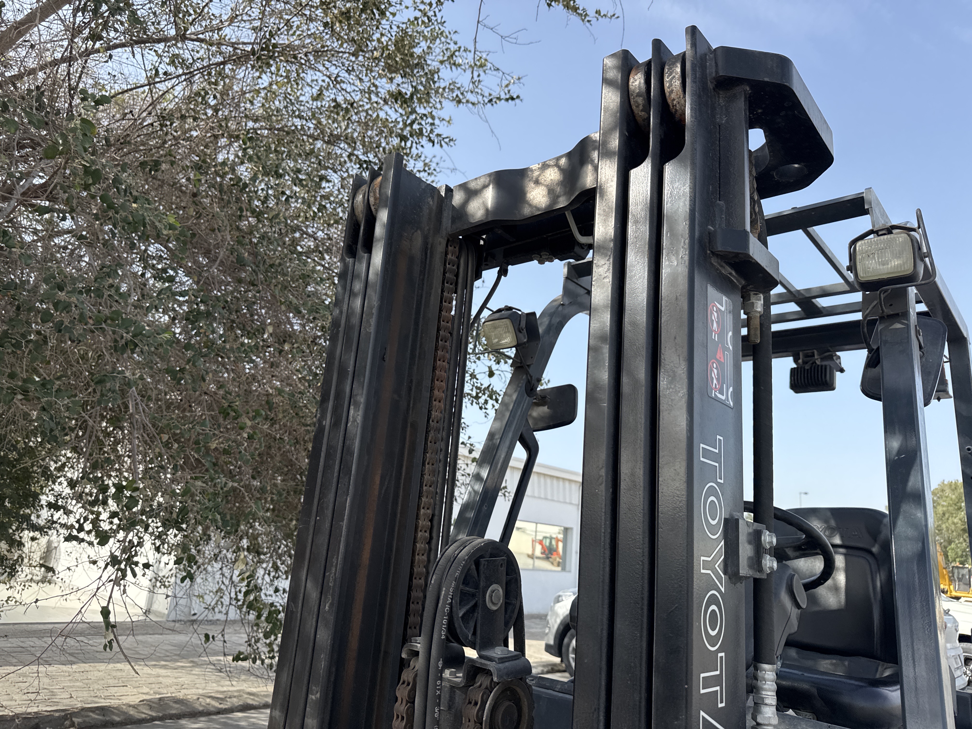 FLM-016-Toyota-8FBCU25-Forklifts-inspection-Chassis-Mast-1