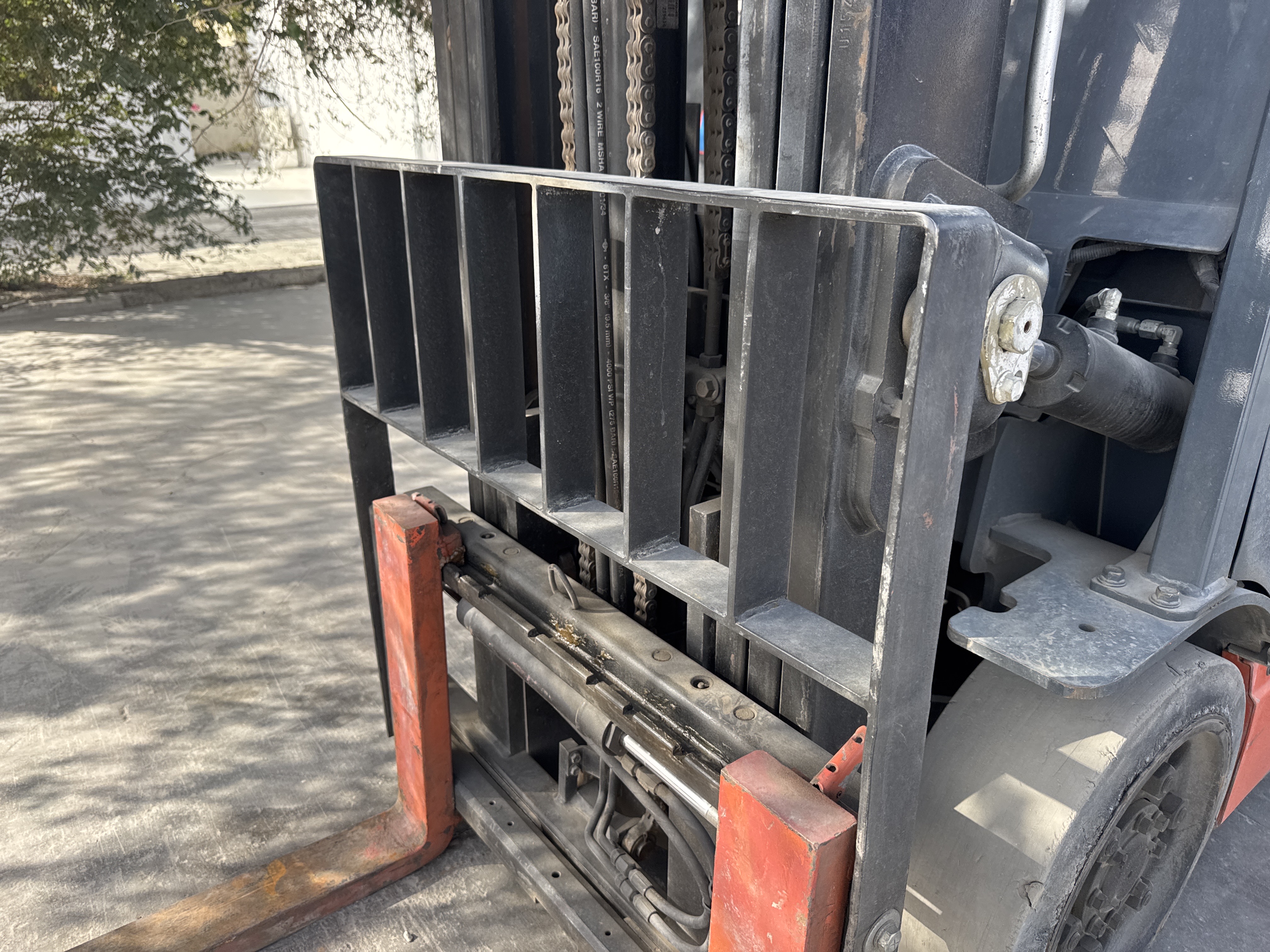 FLM-016-Toyota-8FBCU25-Forklifts-inspection-Chassis-Carriage-1