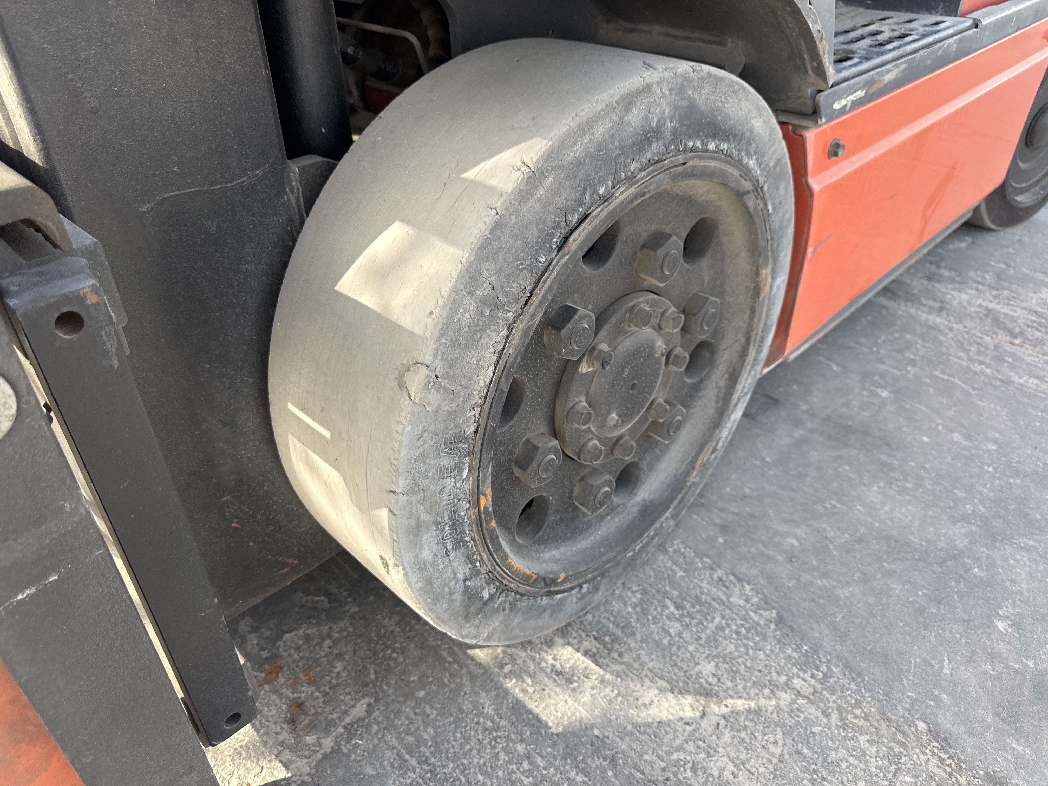 FLM-016-Toyota-8FBCU25-Forklifts-inspection-Chassis-Left-front-tire-/-wheel-hub---condition-1