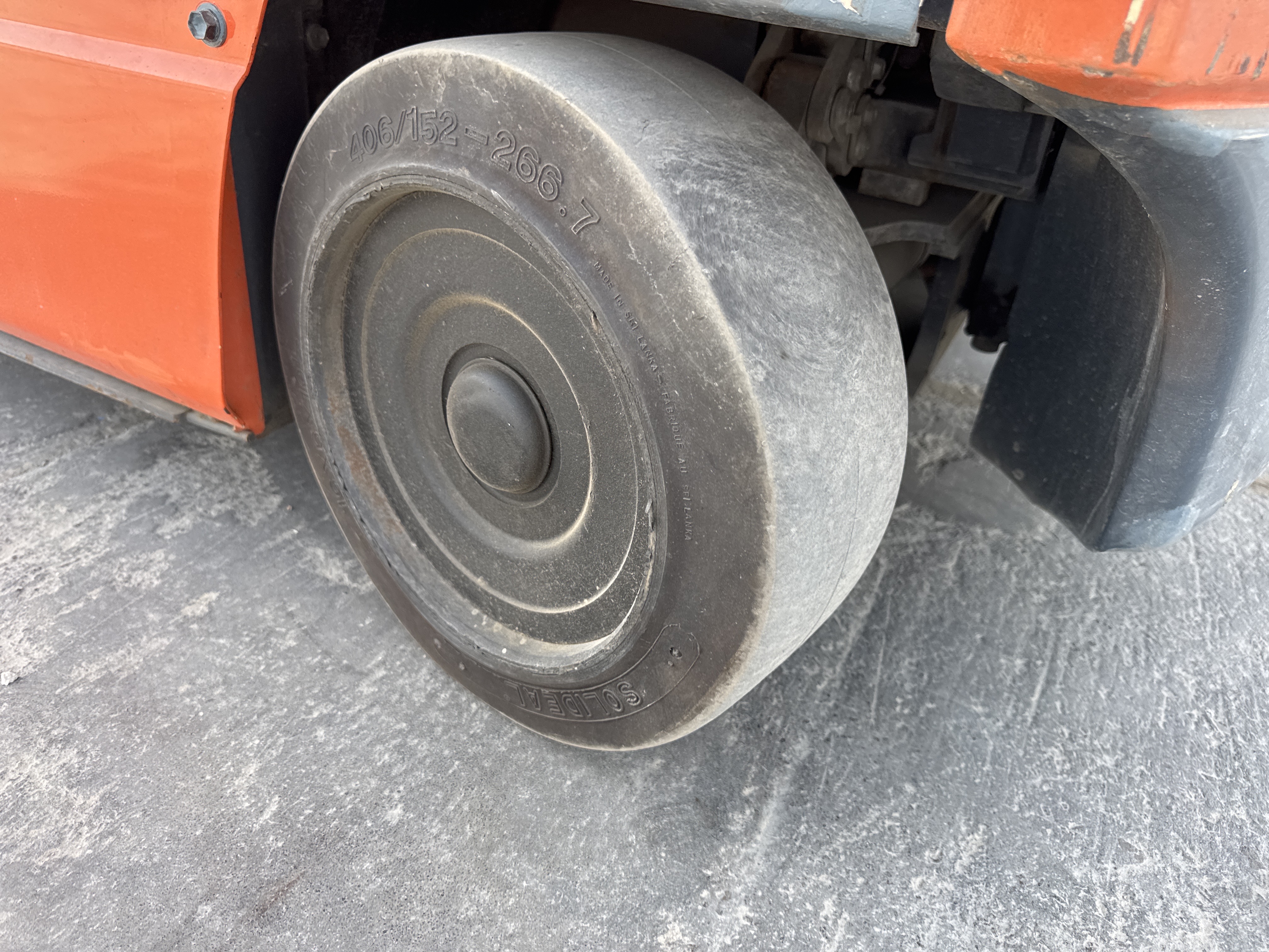 FLM-016-Toyota-8FBCU25-Forklifts-inspection-Chassis-Left-rear-tire-/-wheel-hub---condition-1