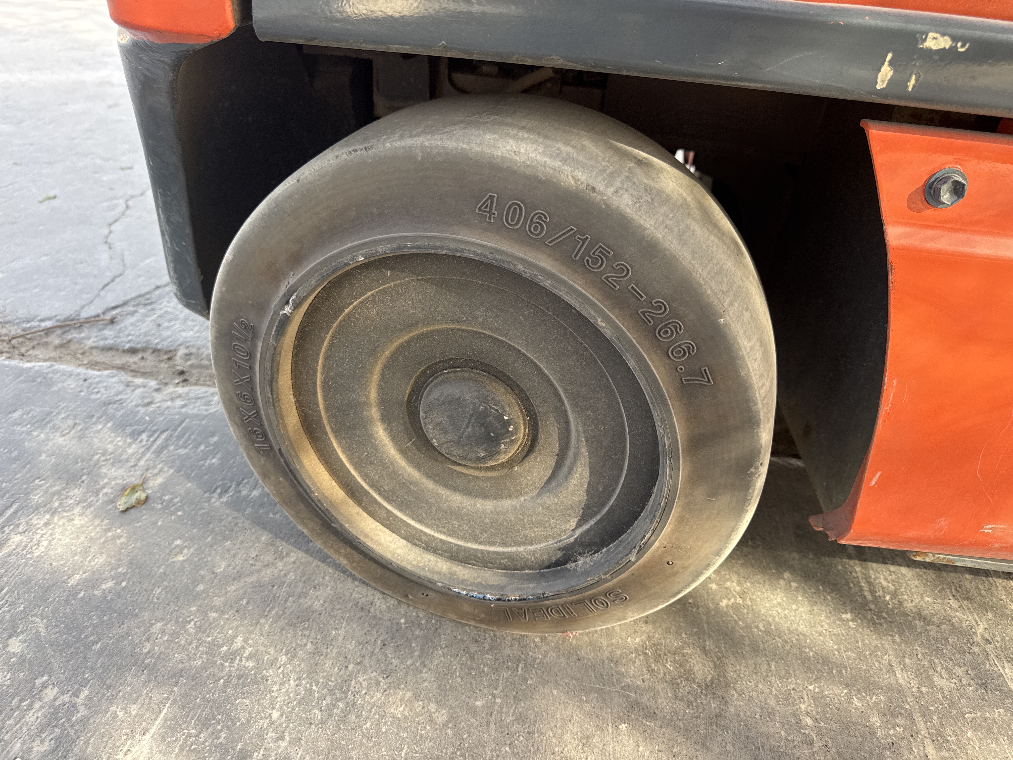 FLM-016-Toyota-8FBCU25-Forklifts-inspection-Chassis-Right-rear-tire-/-wheel-hub---condition-1