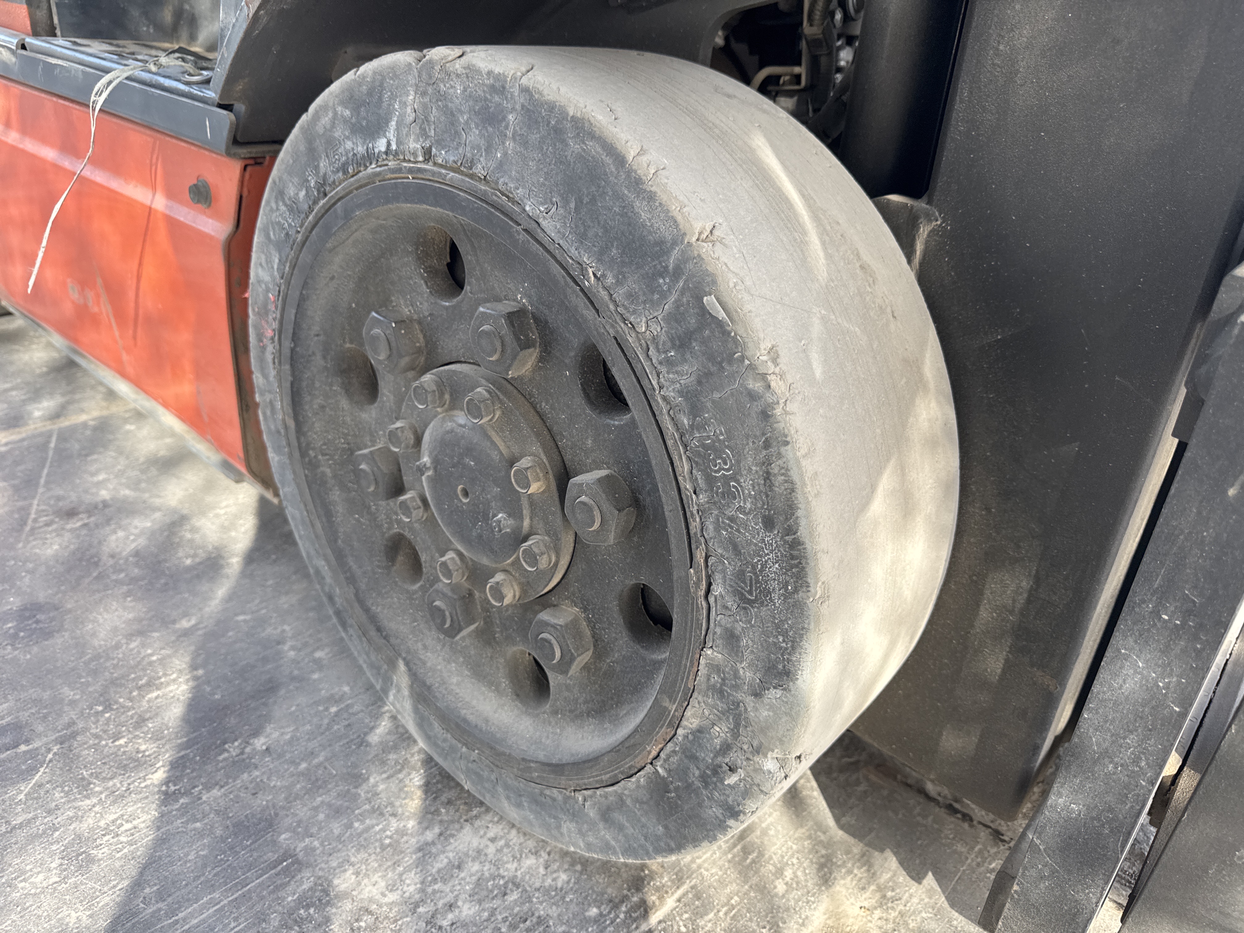 FLM-016-Toyota-8FBCU25-Forklifts-inspection-Chassis-Right-front-tire-/-wheel-hub---condition-1