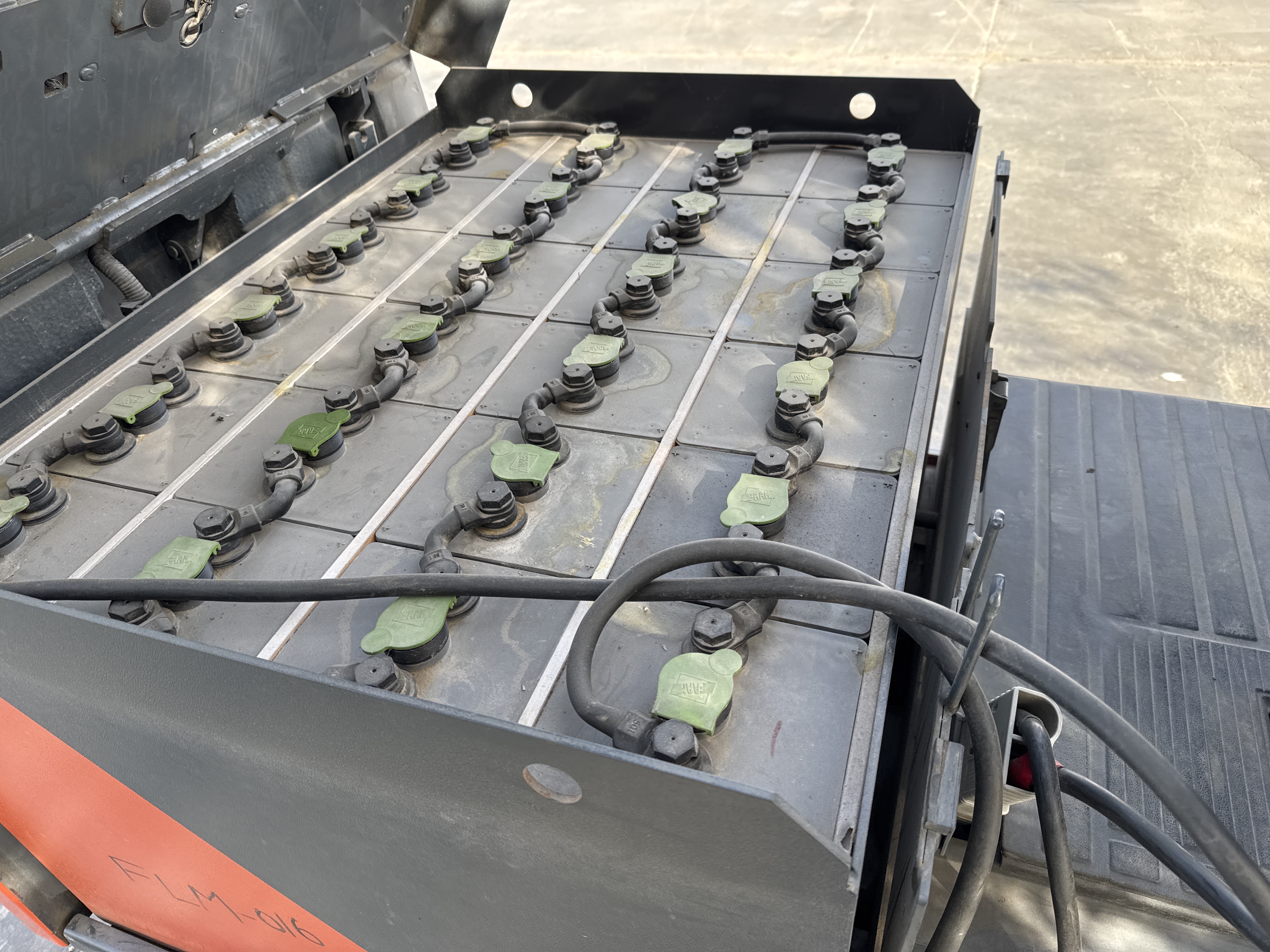 FLM-016-Toyota-8FBCU25-Forklifts-inspection-Electronics-Battery-1