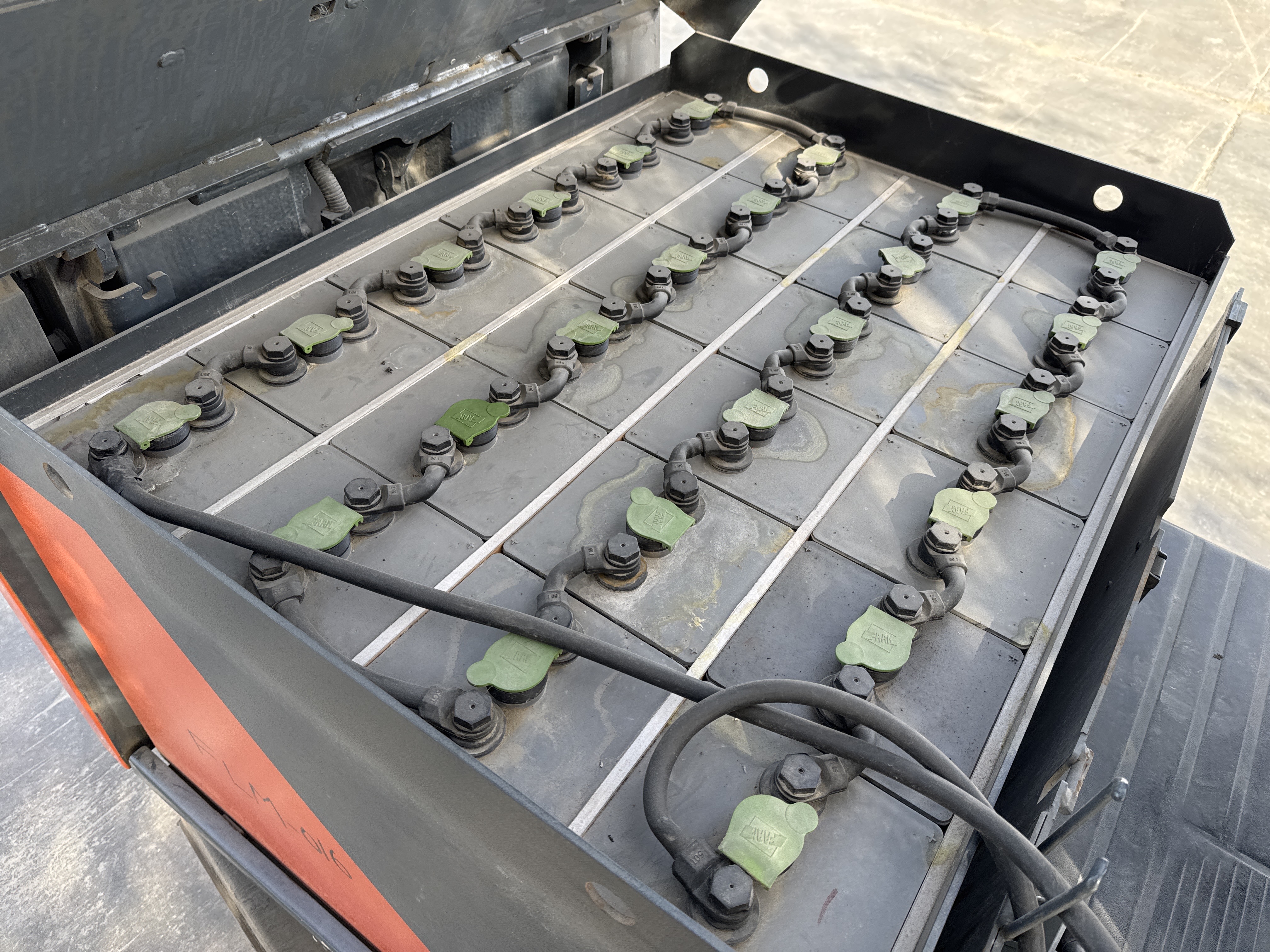 FLM-016-Toyota-8FBCU25-Forklifts-inspection-Electronics-Battery-1