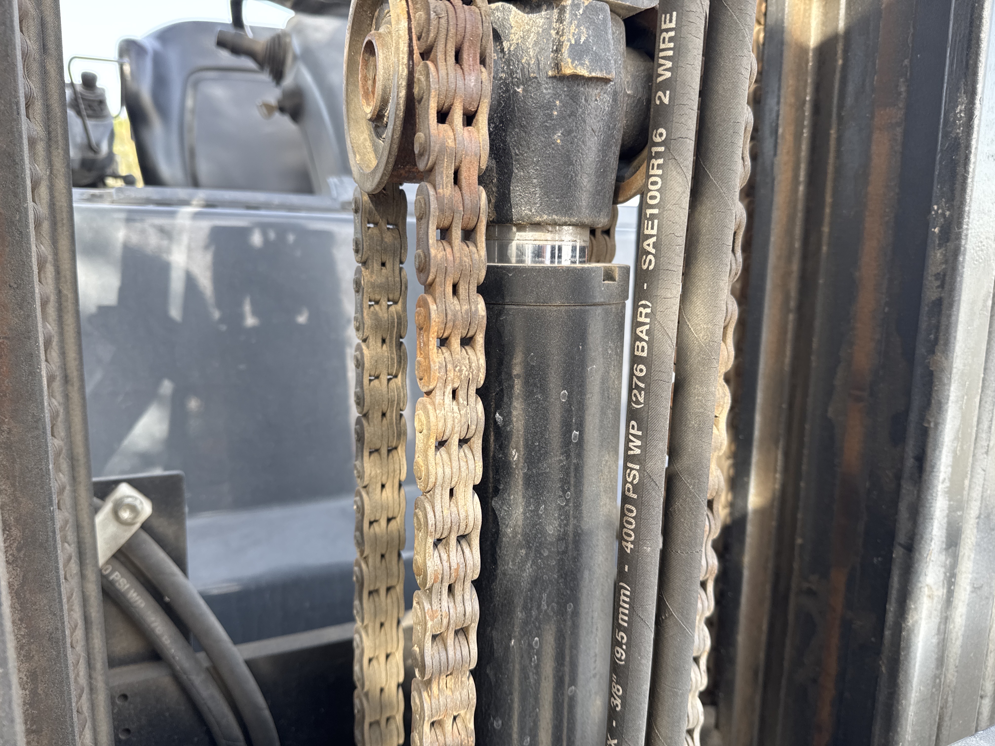 FLM-016-Toyota-8FBCU25-Forklifts-inspection-Hydraulics-Lift-cylinders-1