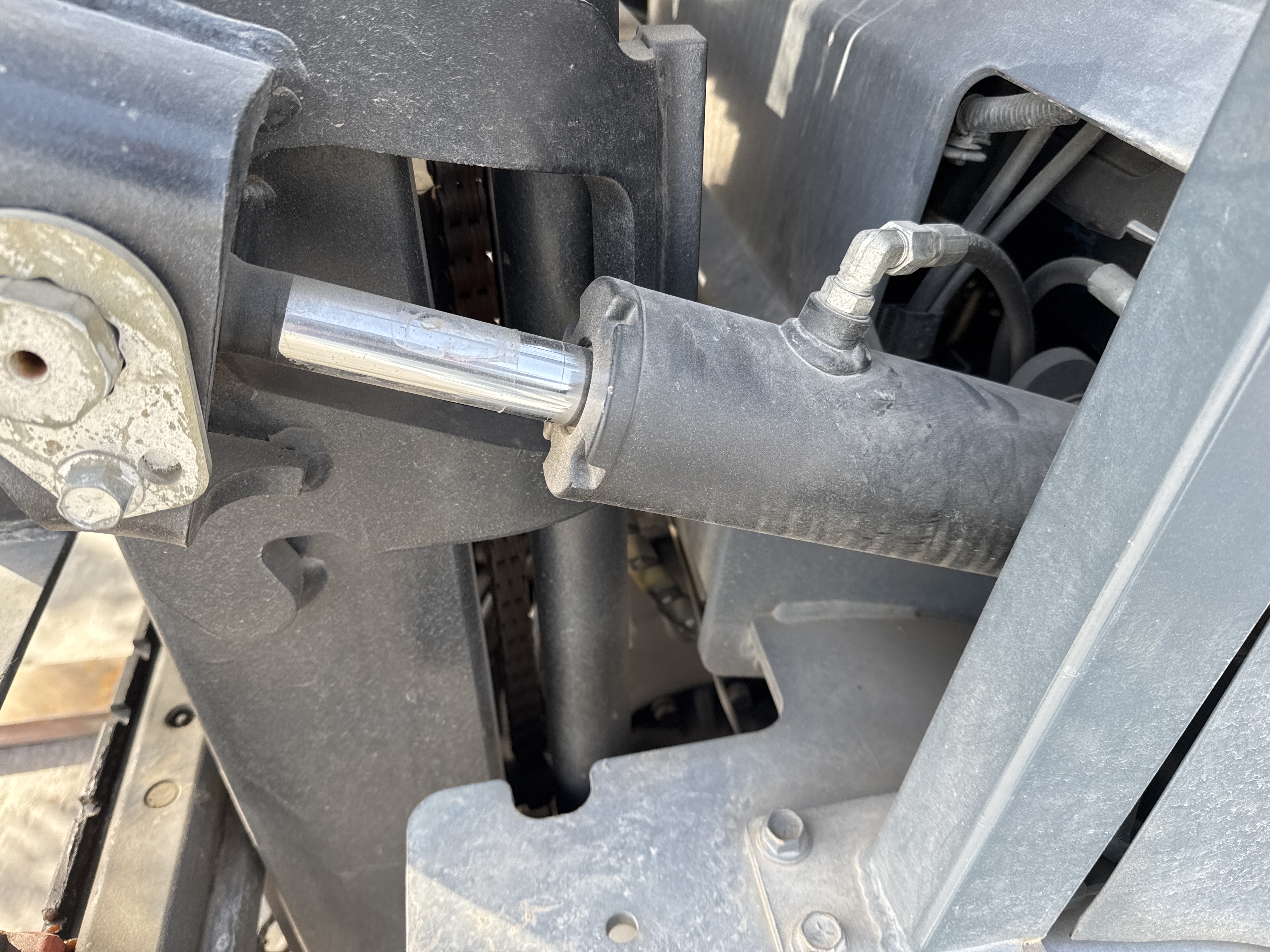 FLM-016-Toyota-8FBCU25-Forklifts-inspection-Hydraulics-Tilt-cylinders-1