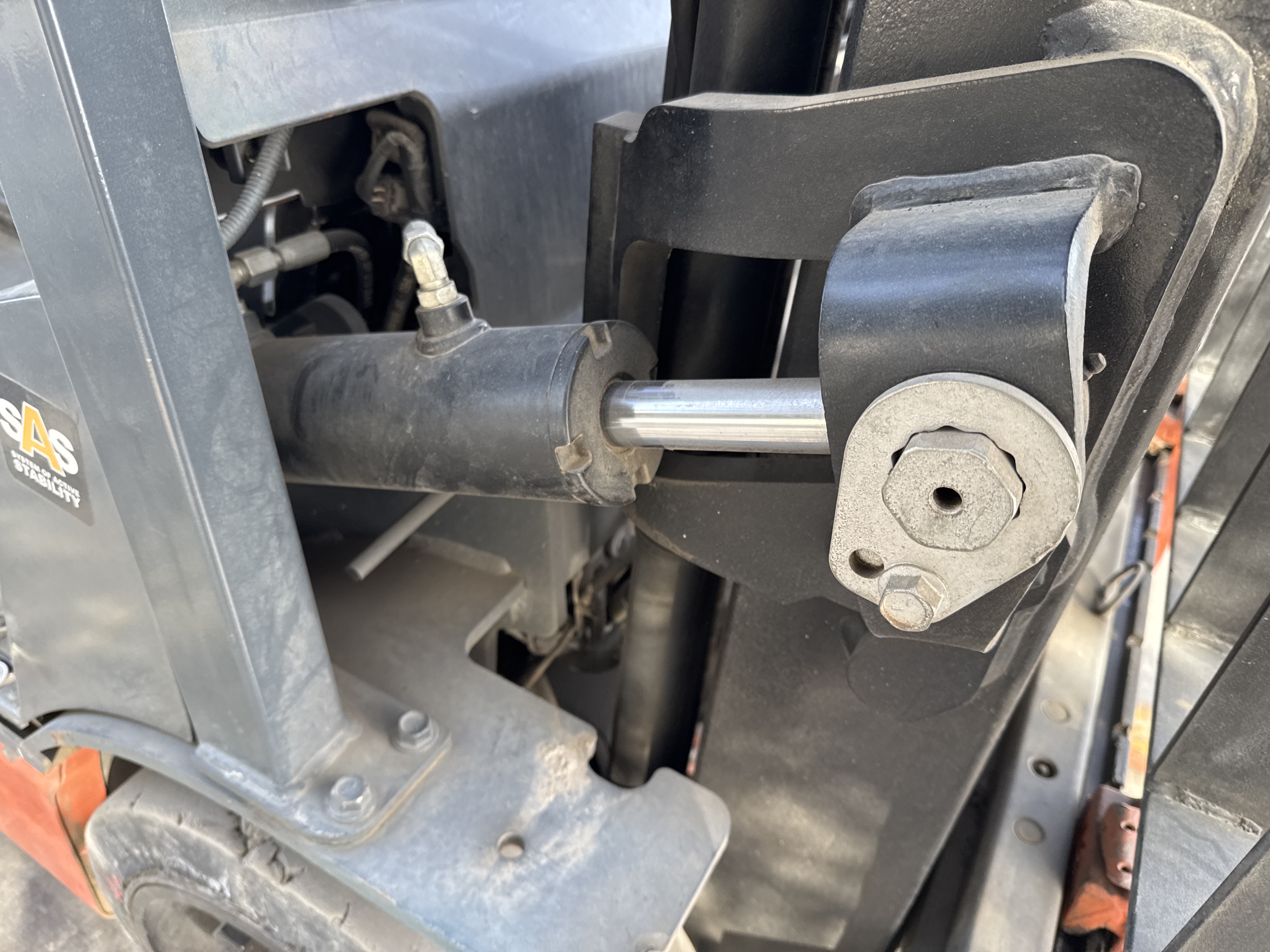 FLM-016-Toyota-8FBCU25-Forklifts-inspection-Hydraulics-Tilt-cylinders-1