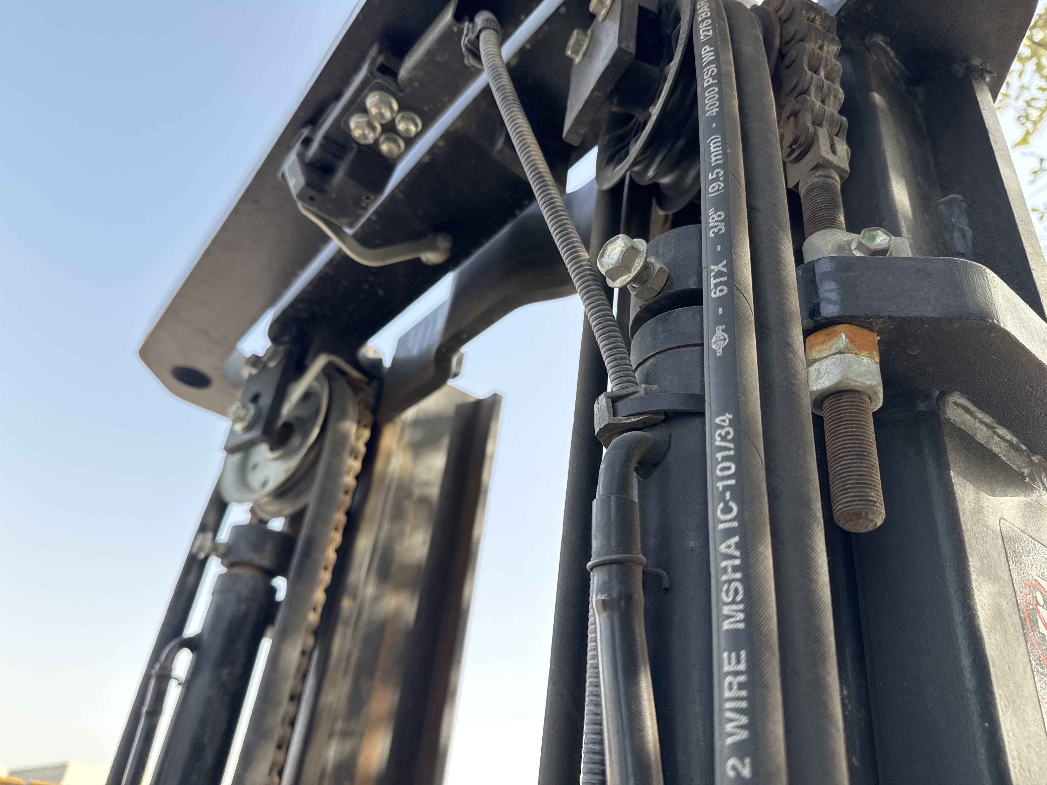 FLM-016-Toyota-8FBCU25-Forklifts-inspection-Hydraulics-Hydraulic-hoses-and-lines-1