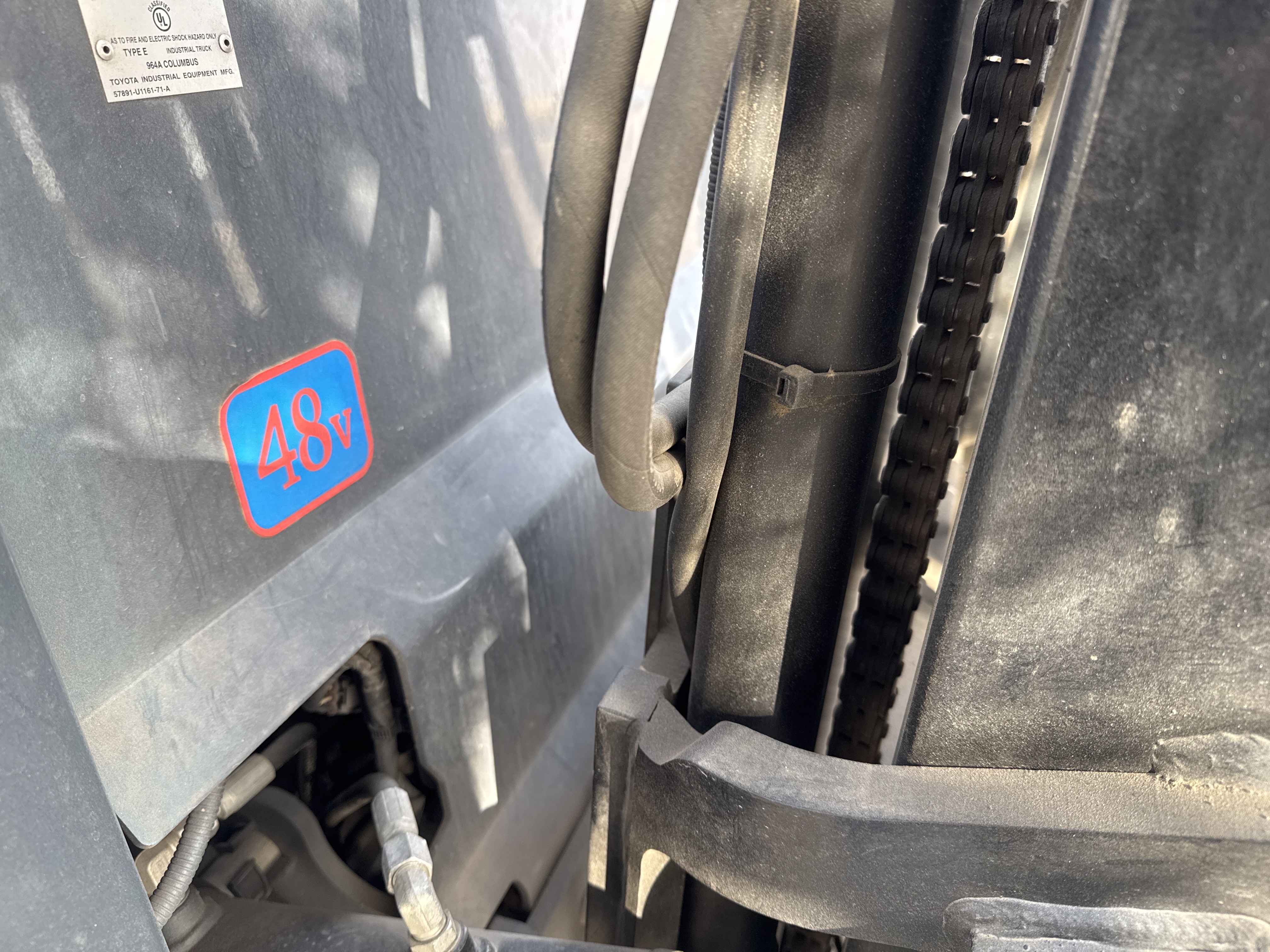 FLM-016-Toyota-8FBCU25-Forklifts-inspection-Hydraulics-Hydraulic-hoses-and-lines-1