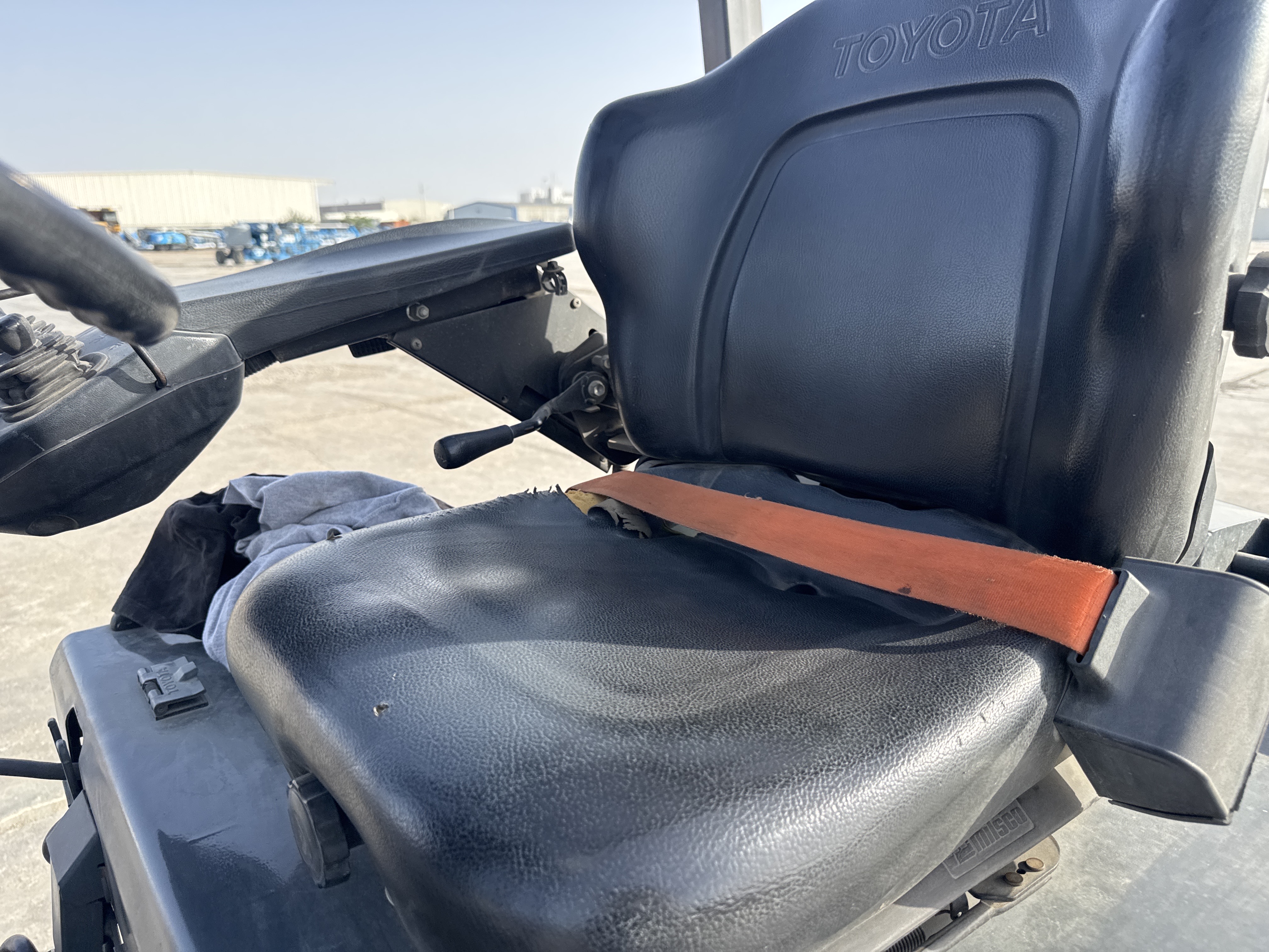 FLM-016-Toyota-8FBCU25-Forklifts-inspection-Safety-Seat-belts-1