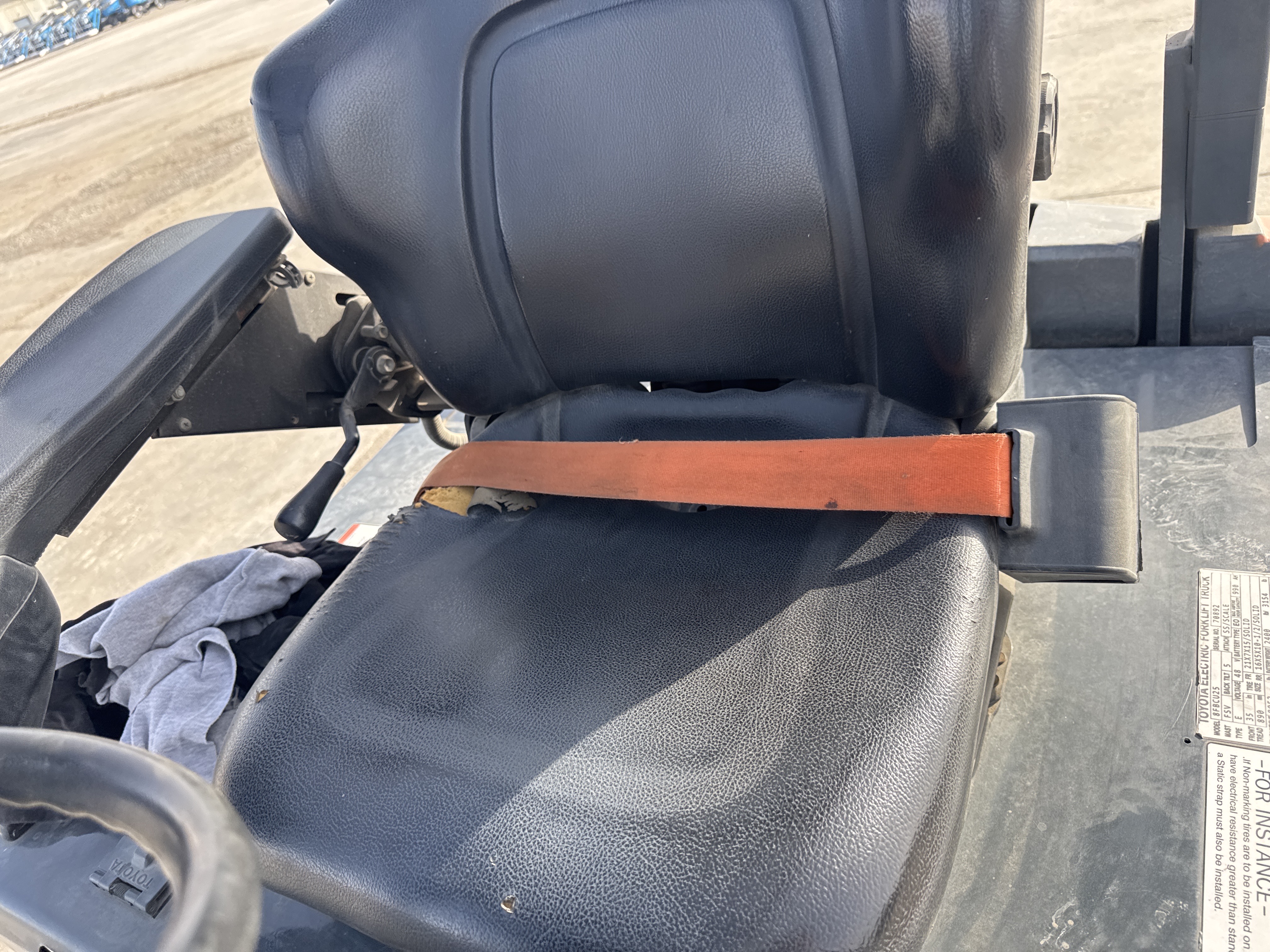 FLM-016-Toyota-8FBCU25-Forklifts-inspection-Safety-Seat-belts-1