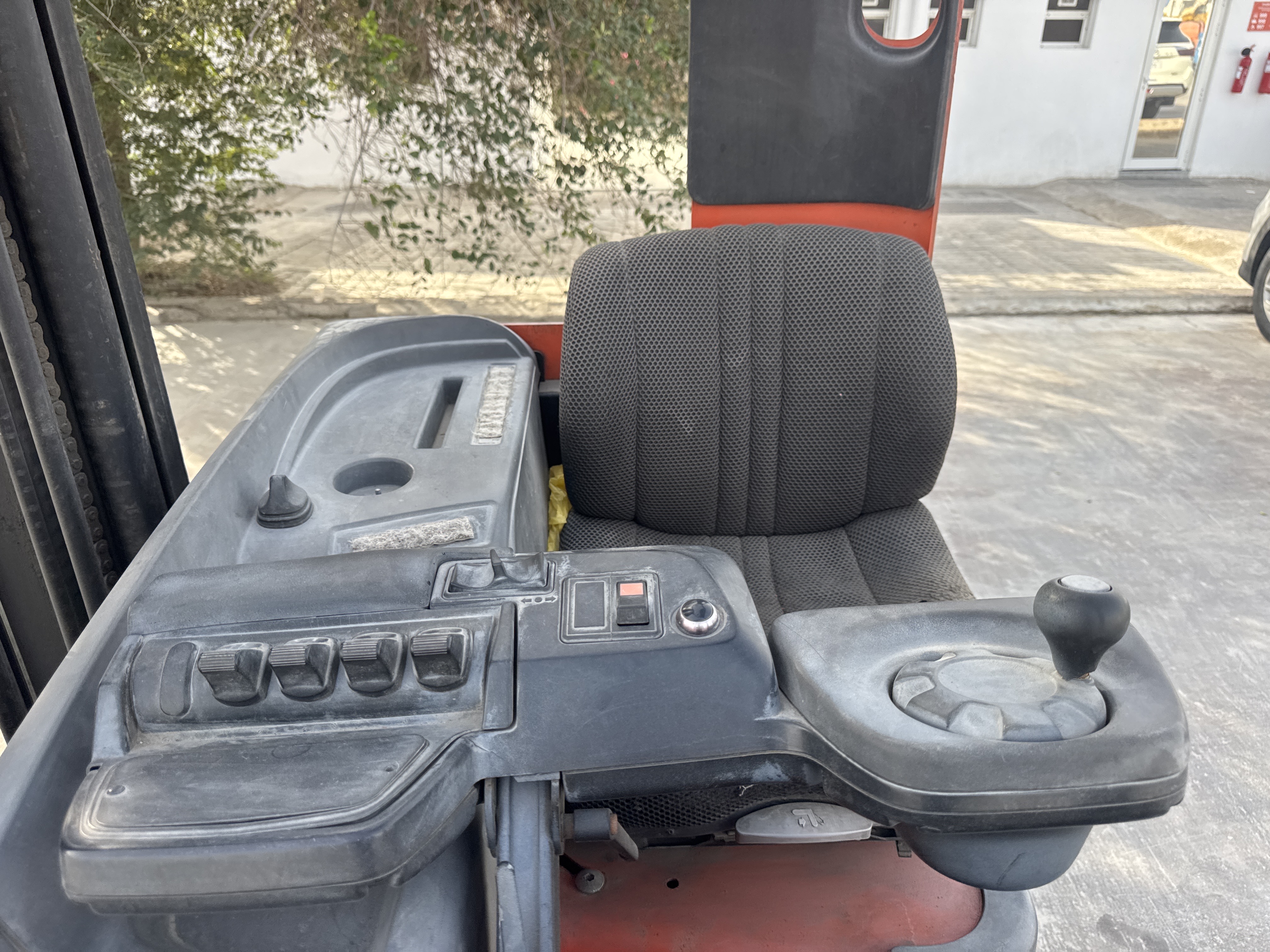 RTM-003-Toyota-Reflex-RRE160M-Reach-trucks-inspection-Cabin-Seats/armrests-1