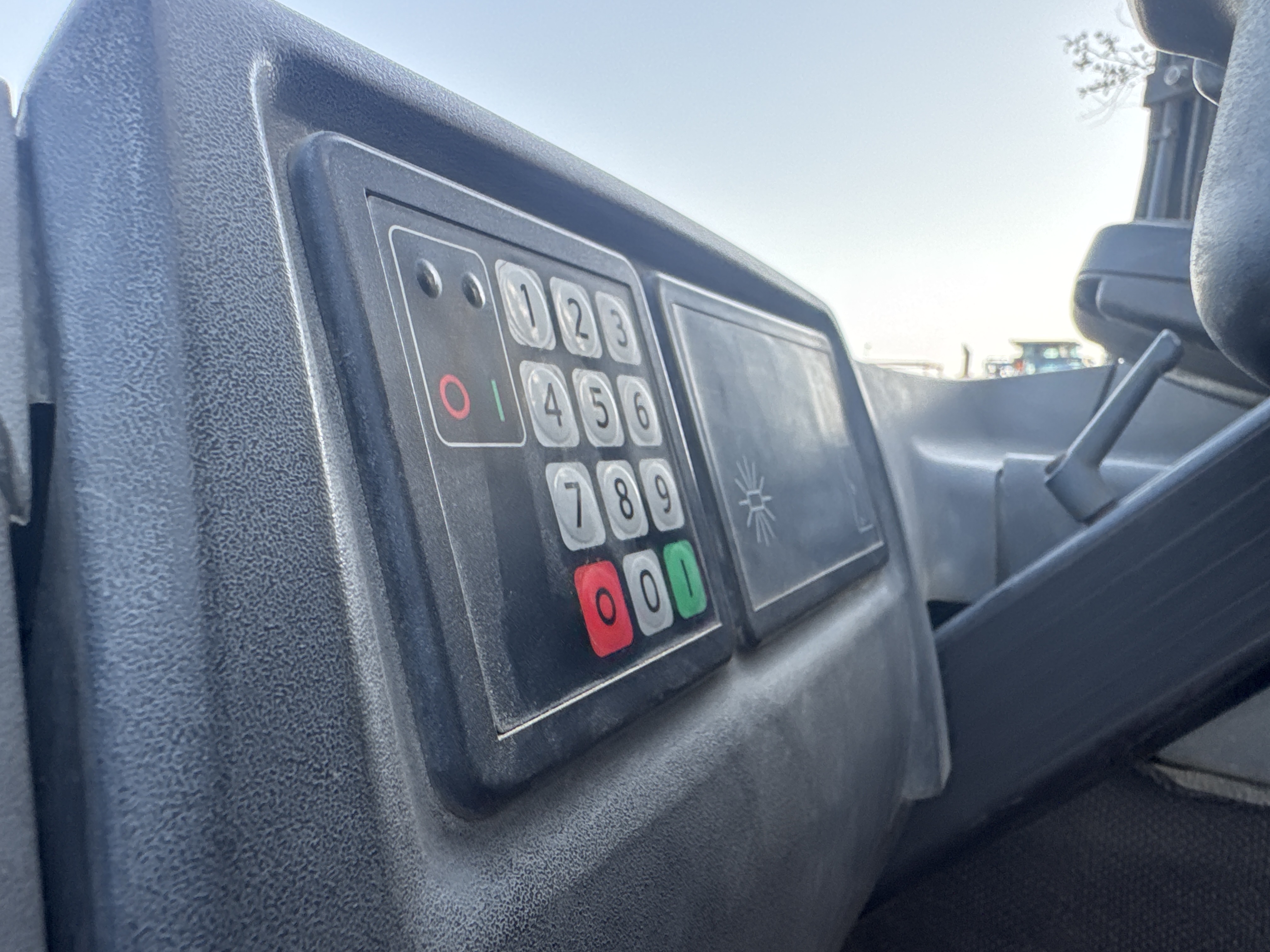 RTM-003-Toyota-Reflex-RRE160M-Reach-trucks-inspection-Cabin-Electronic-instrument-board-1
