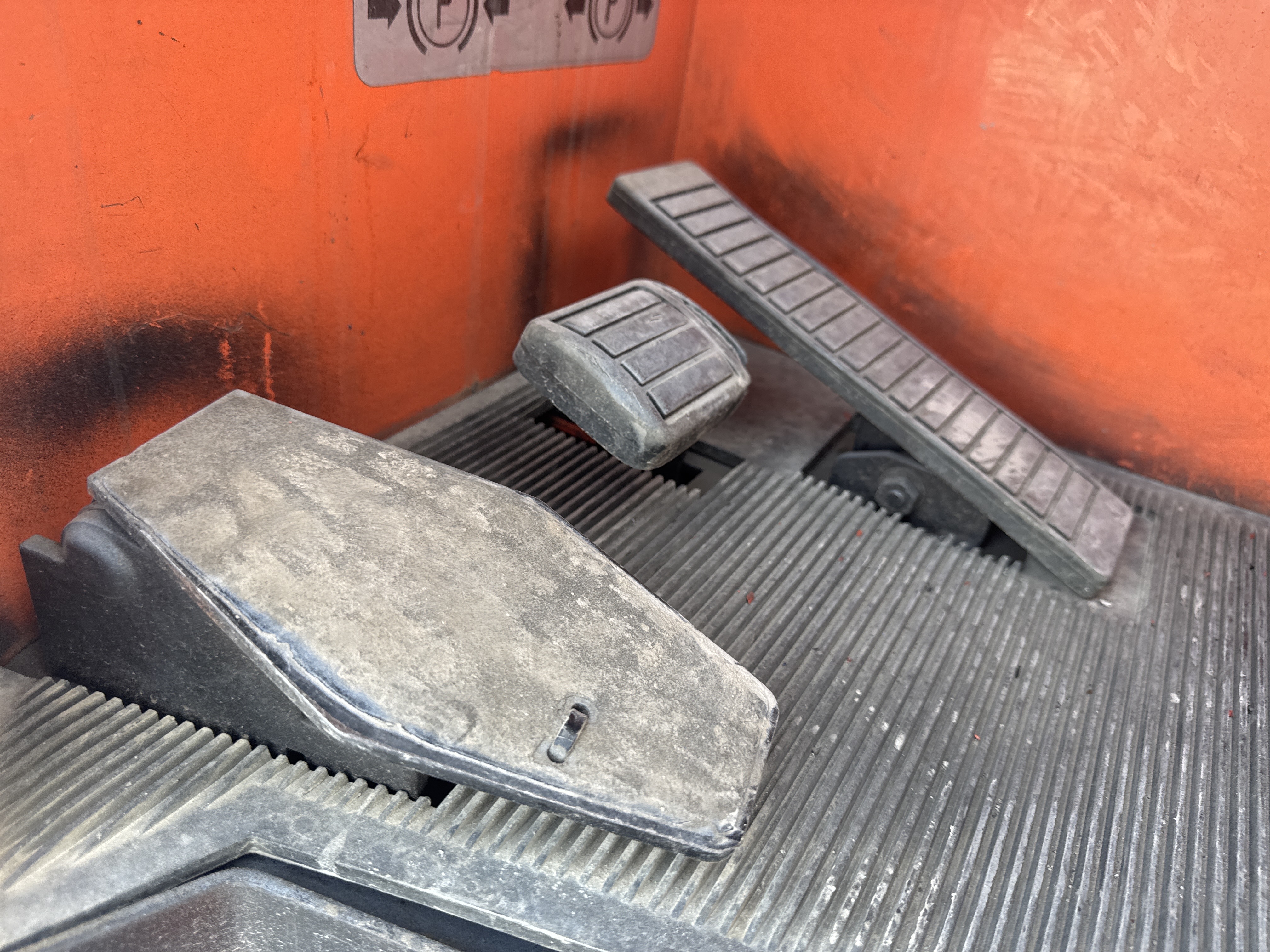 RTM-003-Toyota-Reflex-RRE160M-Reach-trucks-inspection-Cabin-Pedals-1