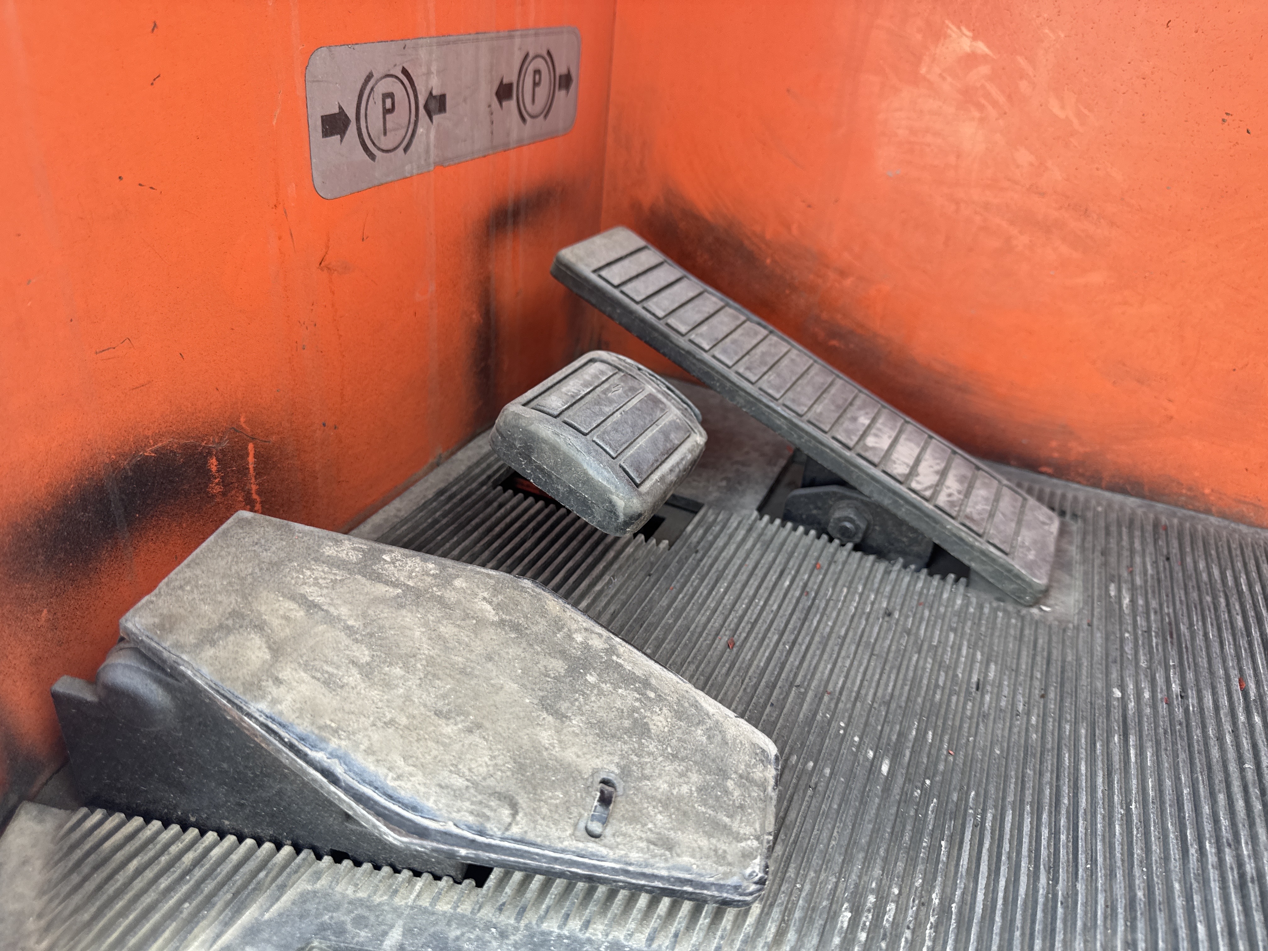 RTM-003-Toyota-Reflex-RRE160M-Reach-trucks-inspection-Cabin-Pedals-1